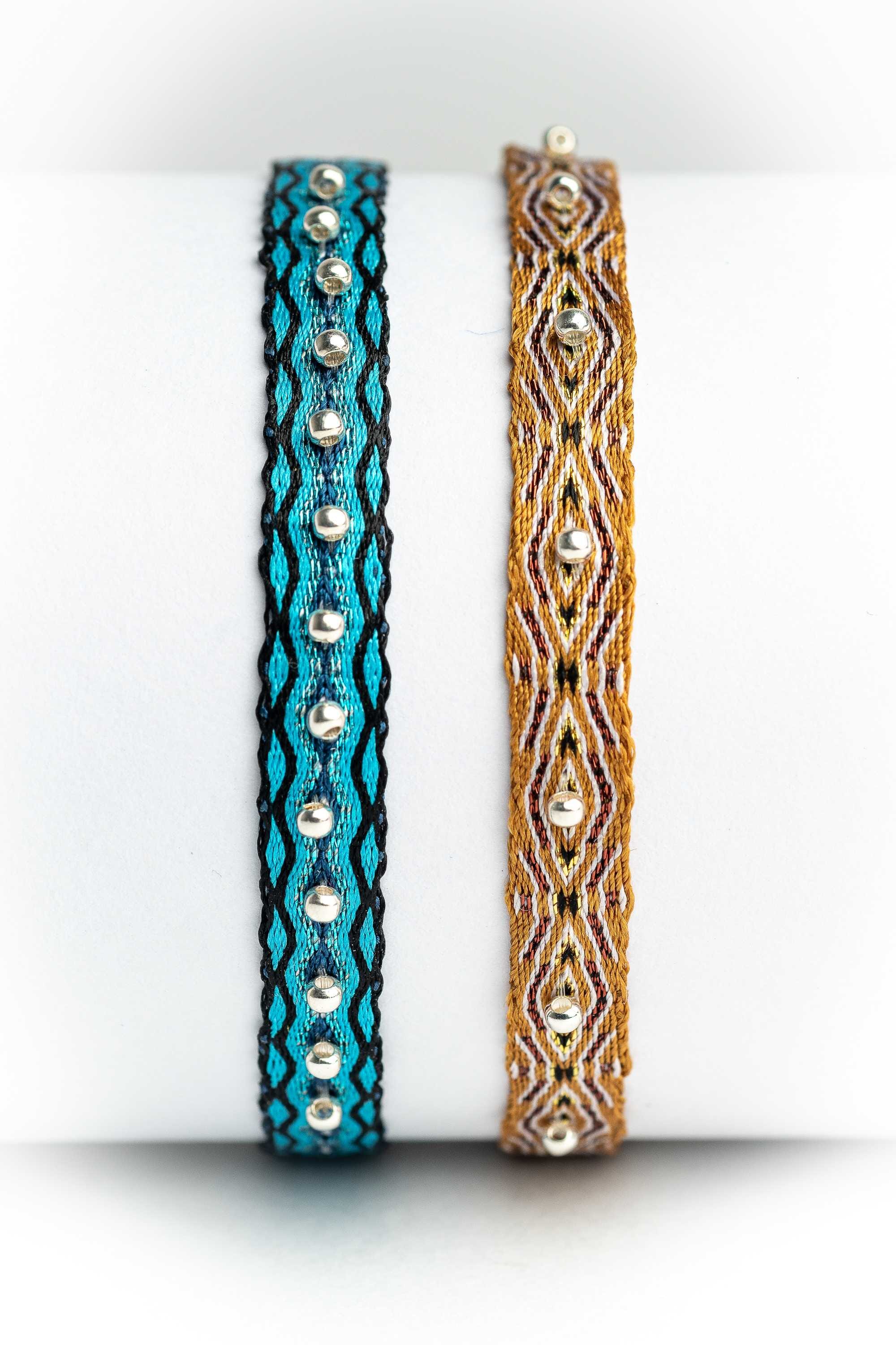 Pulsera hilos con bolitas plata
