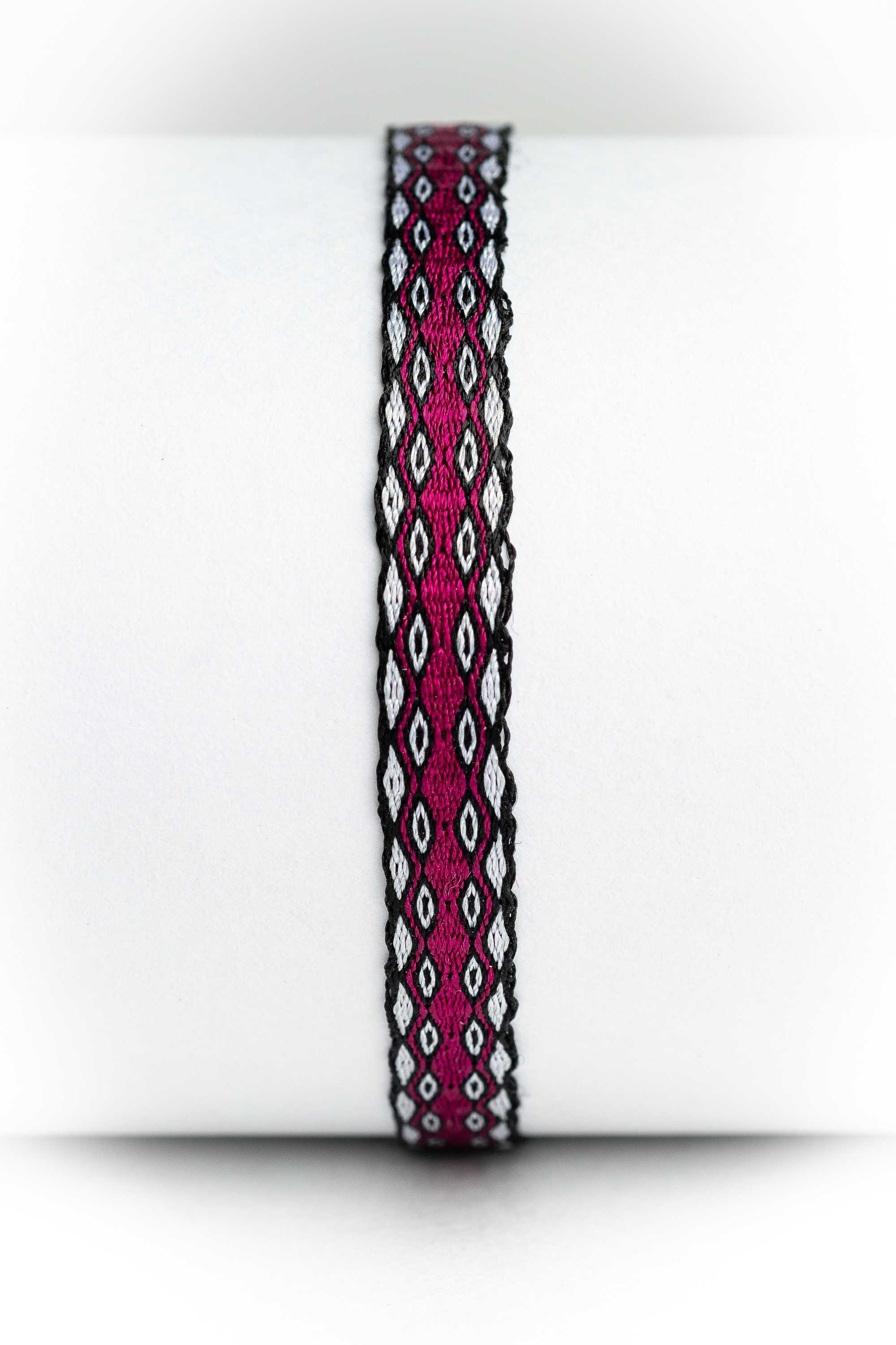 Pulsera de hilos tejidos a mano
