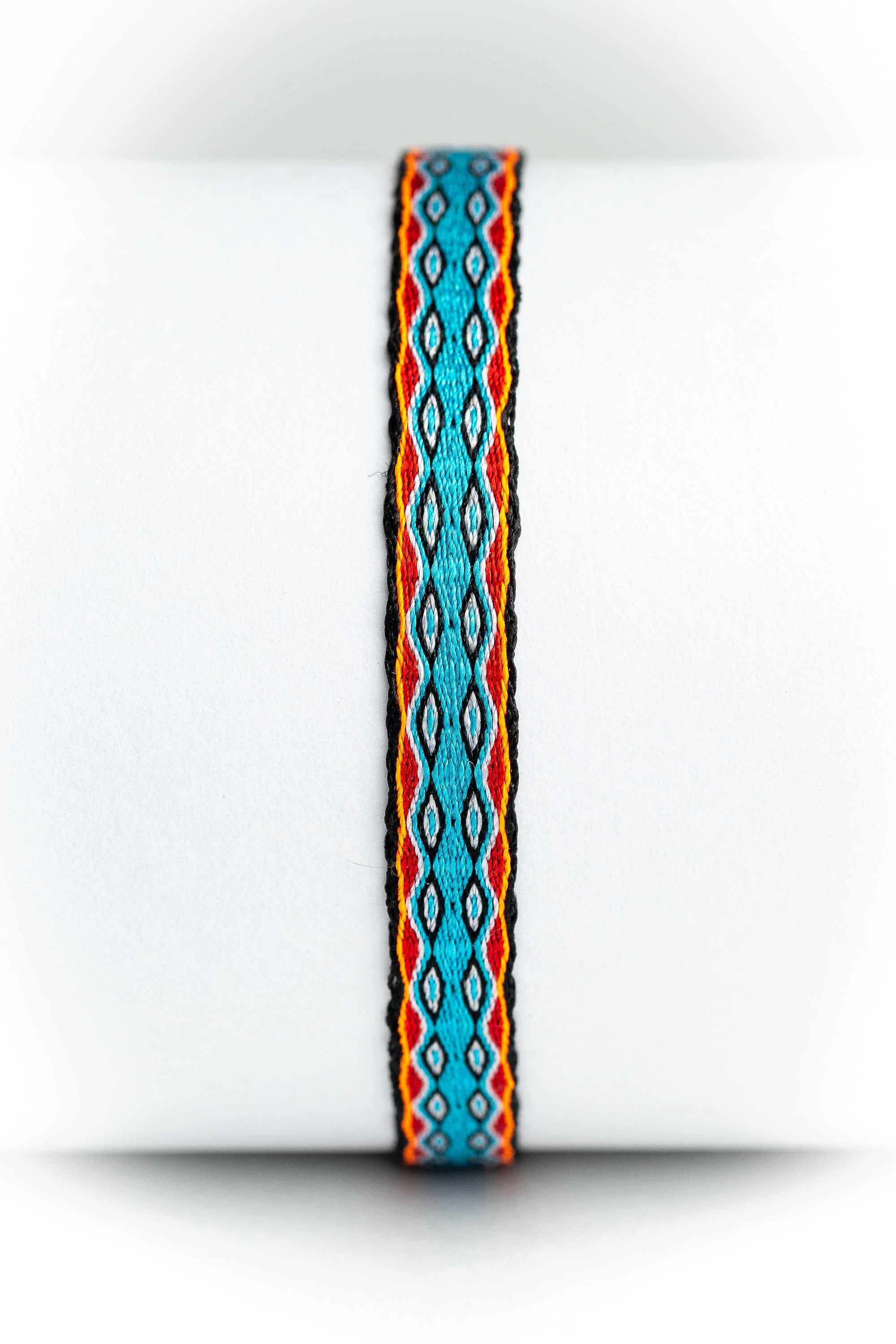 Pulsera de hilos tejidos a mano
