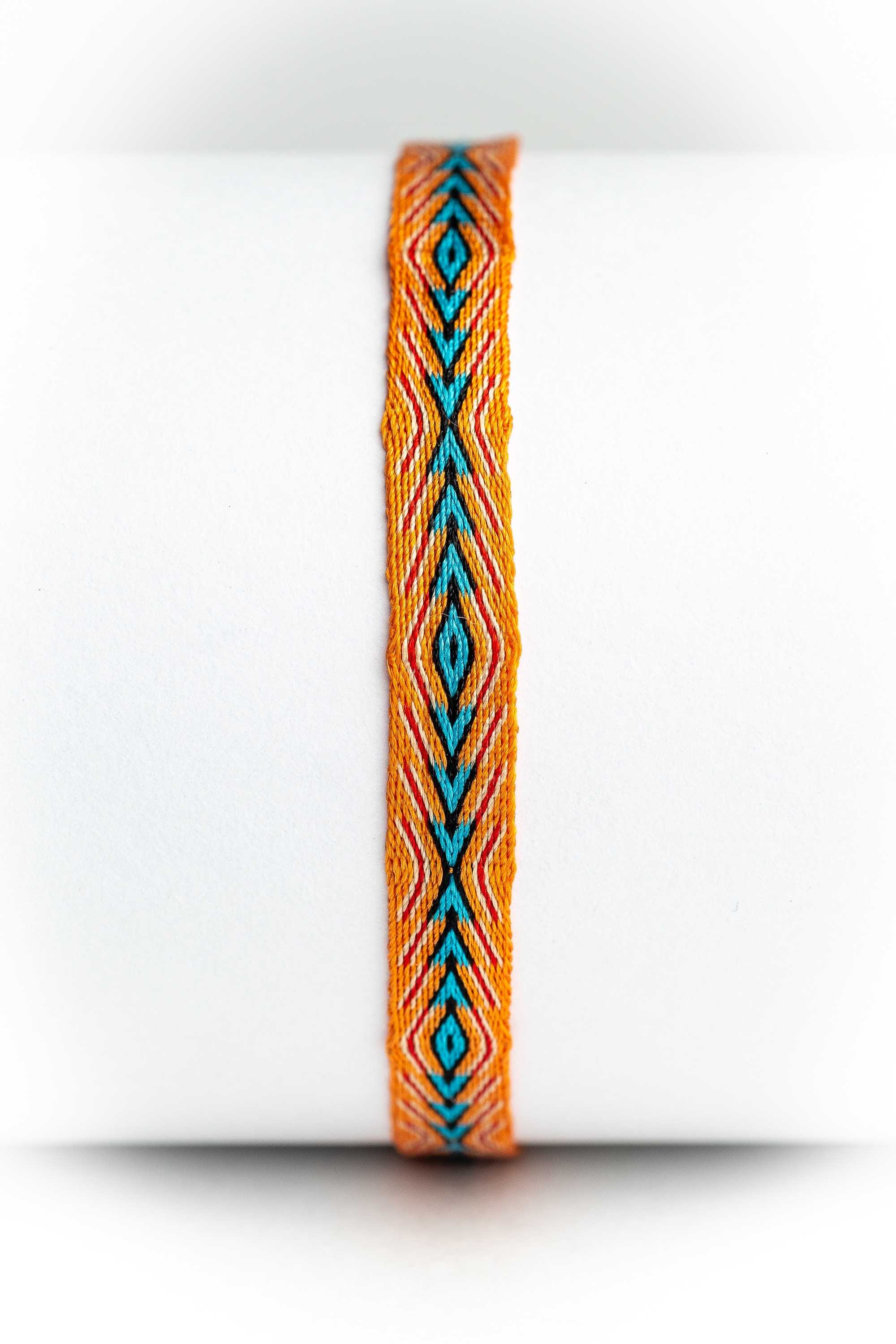 Pulsera de hilos tejidos a mano
