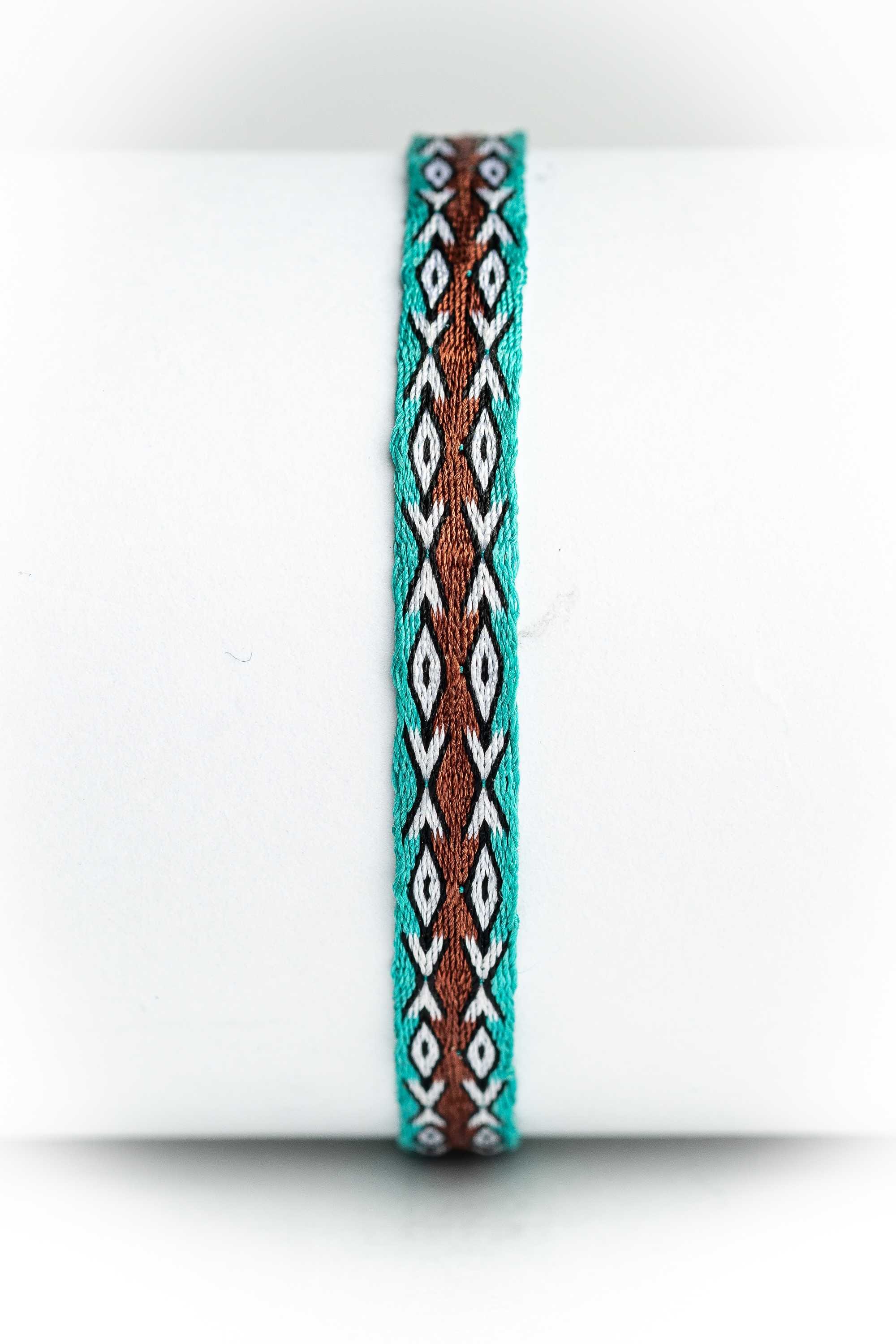 Pulsera de hilos tejidos a mano
