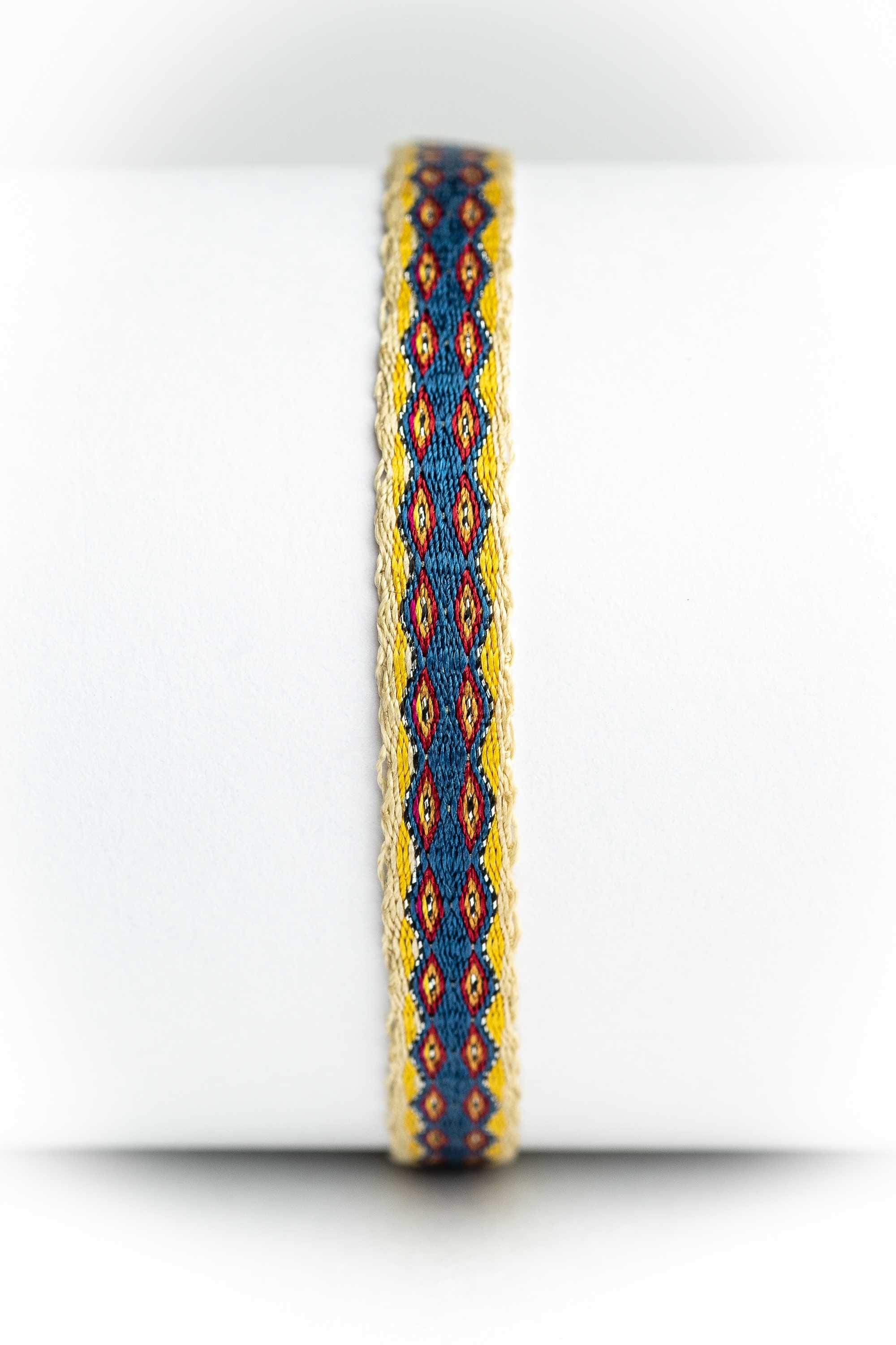 Pulsera de hilos tejidos a mano
