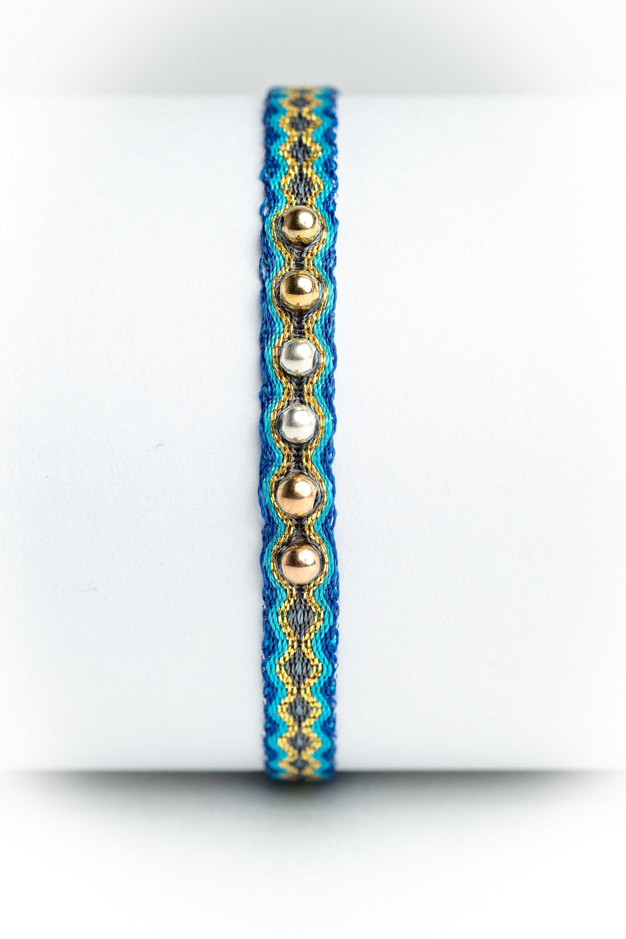 Pulsera hilos con bolitas plata y oro
