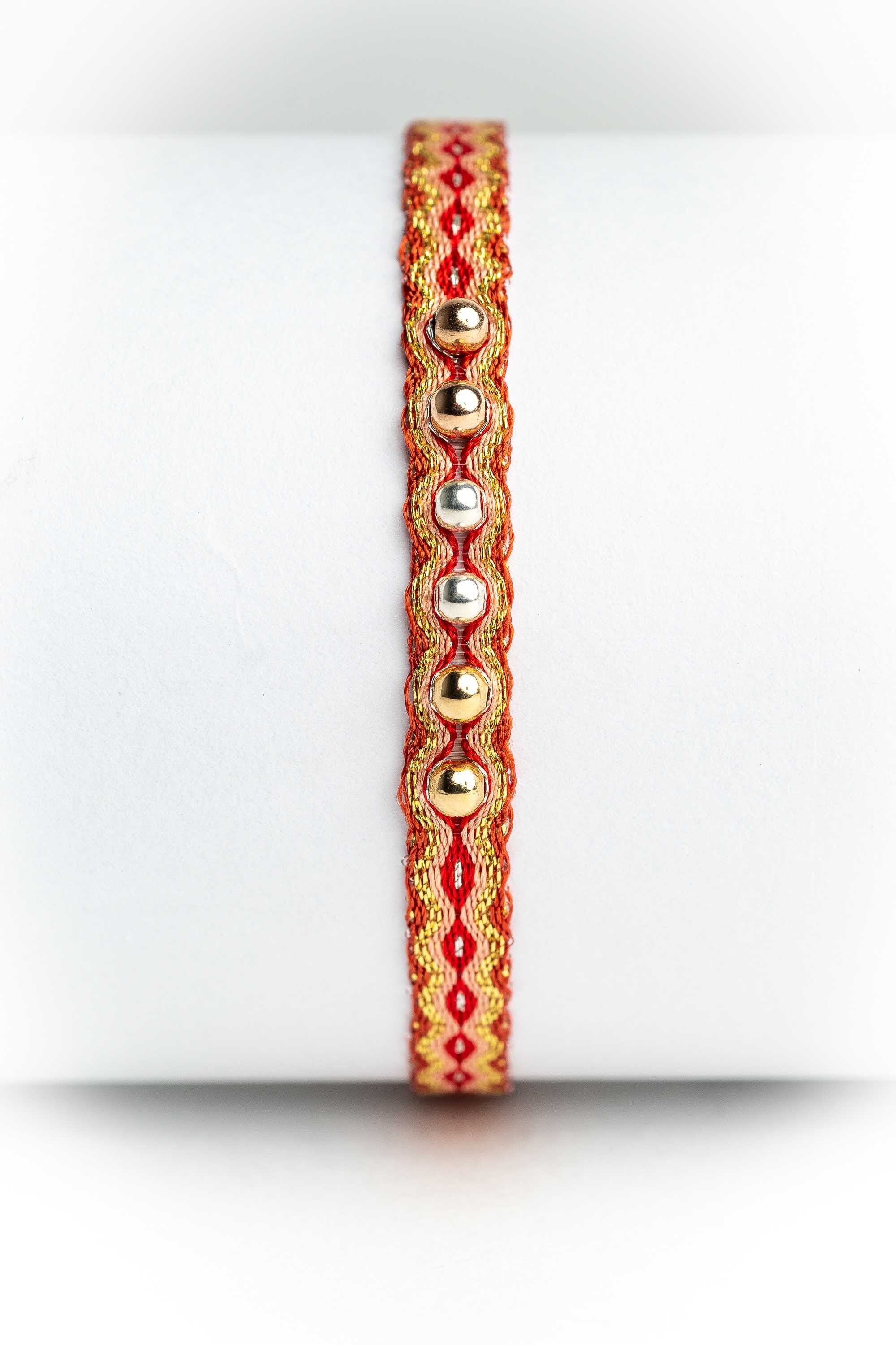 Pulsera hilos con bolitas plata y oro
