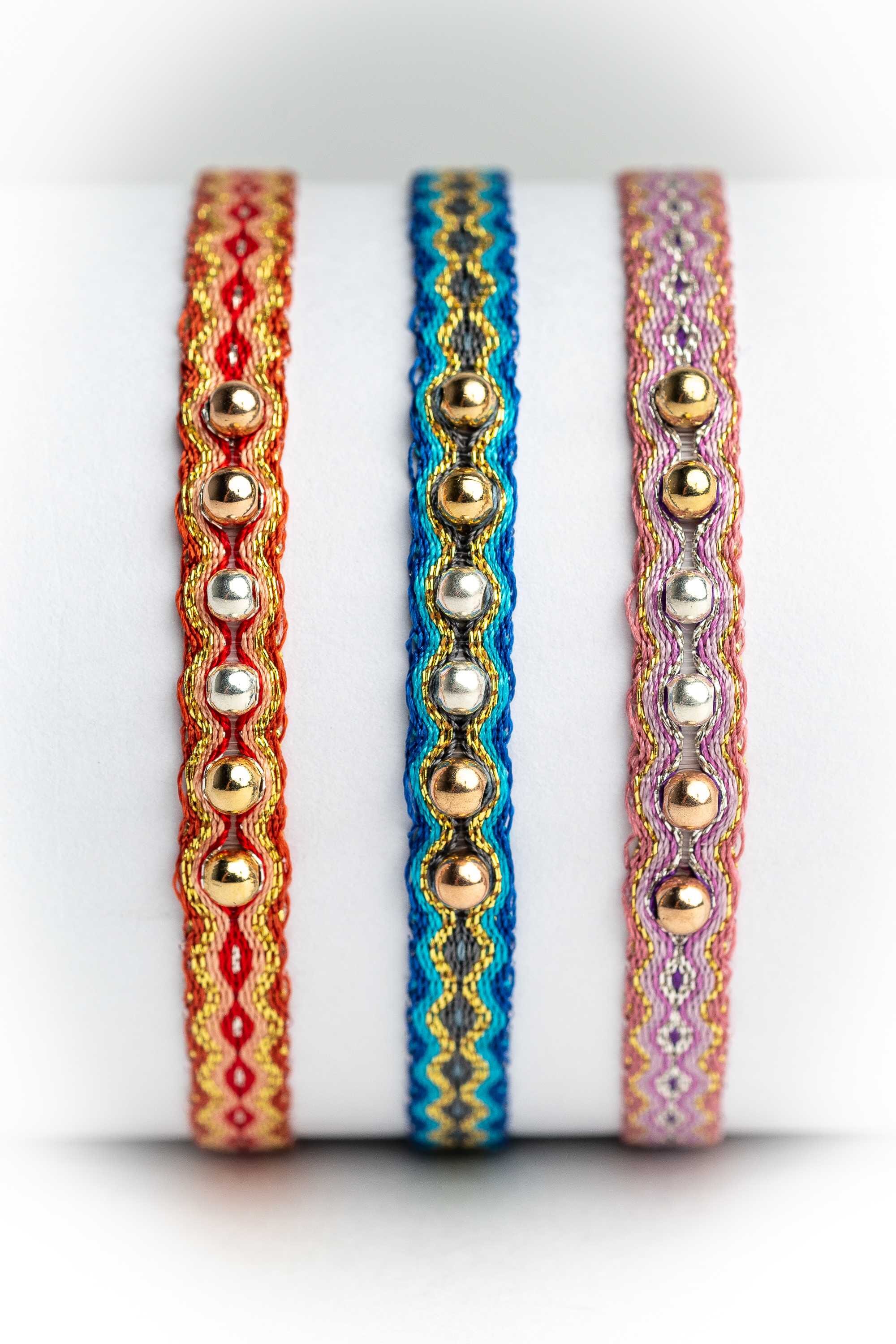 Pulsera hilos con bolitas plata y oro
