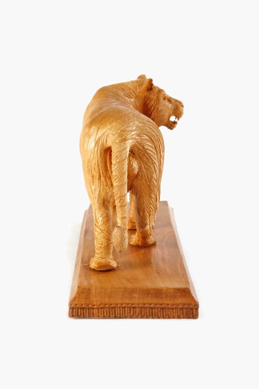 Tigre tallado en madera de cedro