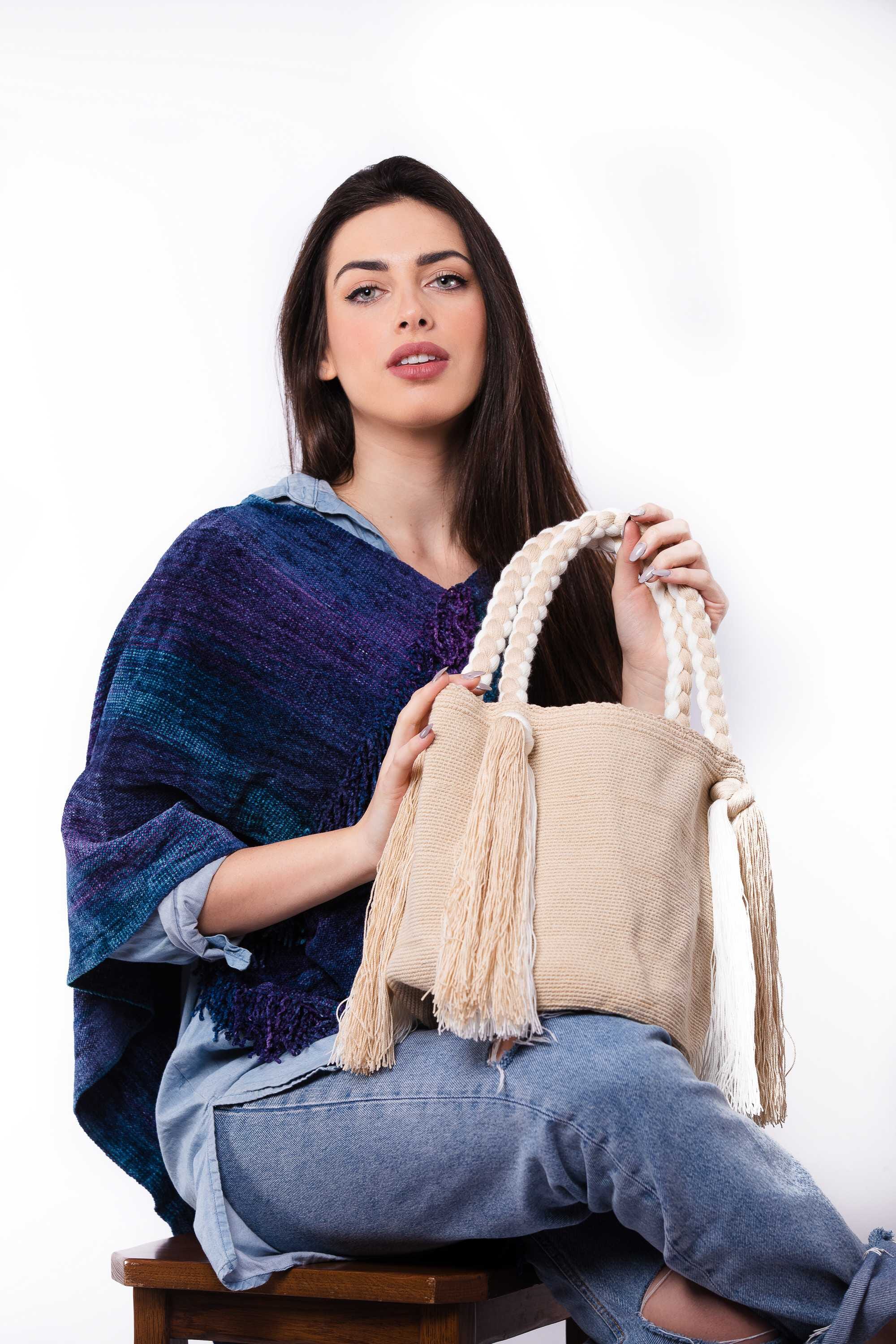 Poncho de bambú tejido en telar manual