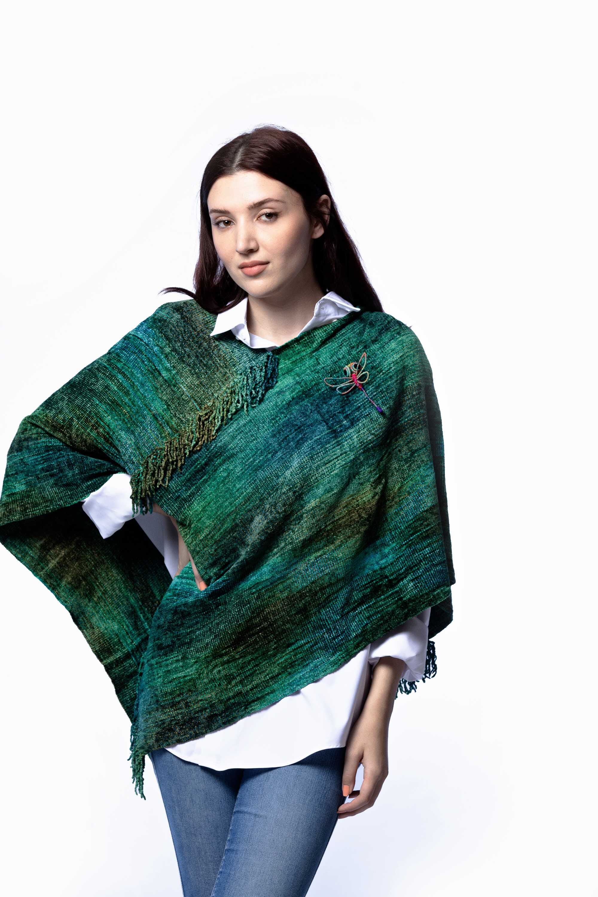 Poncho de bambú tejido en telar manual