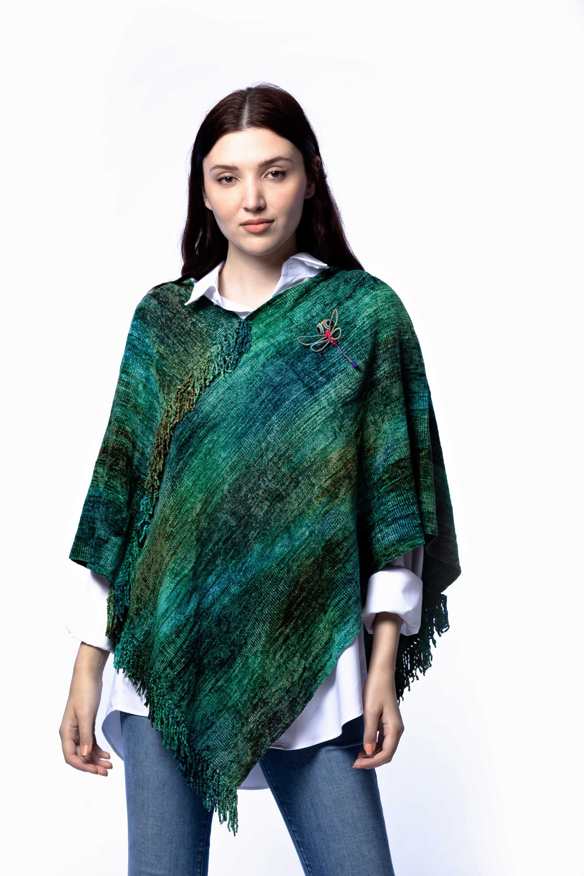 Poncho de bambú tejido en telar manual