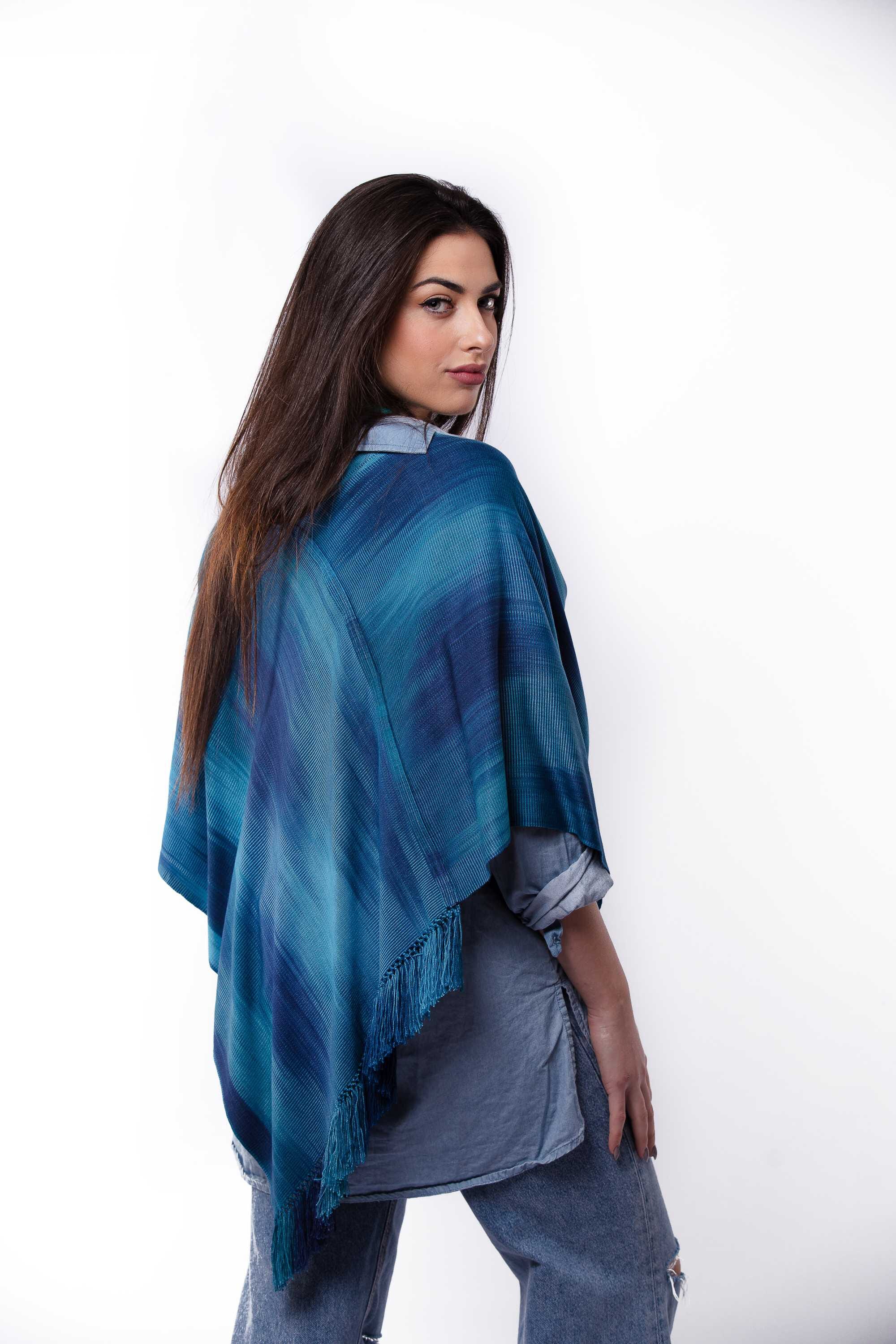 Poncho de bambú tejido en telar manual
