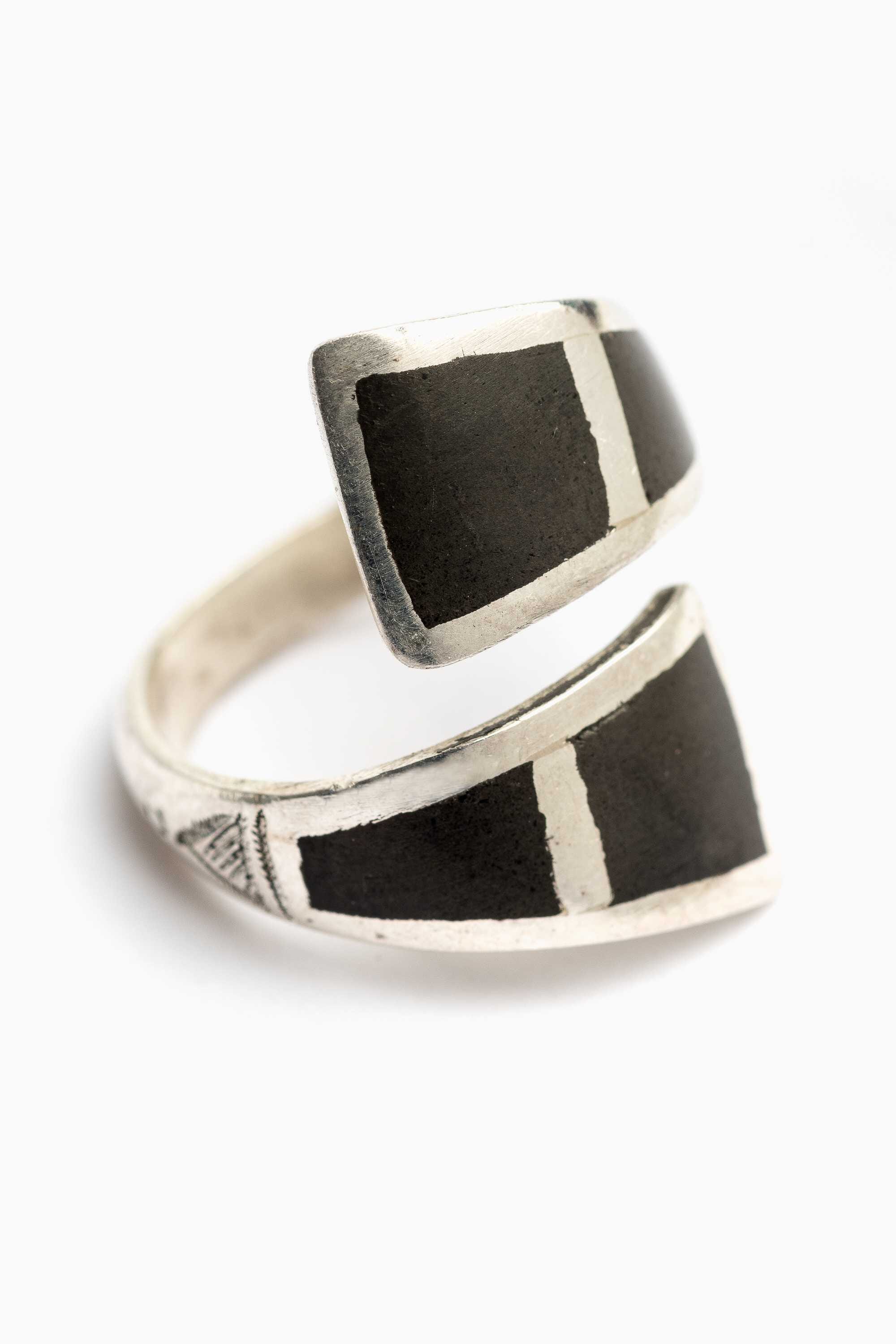 Anillo ajustable Tuareg en plata y ébano 
