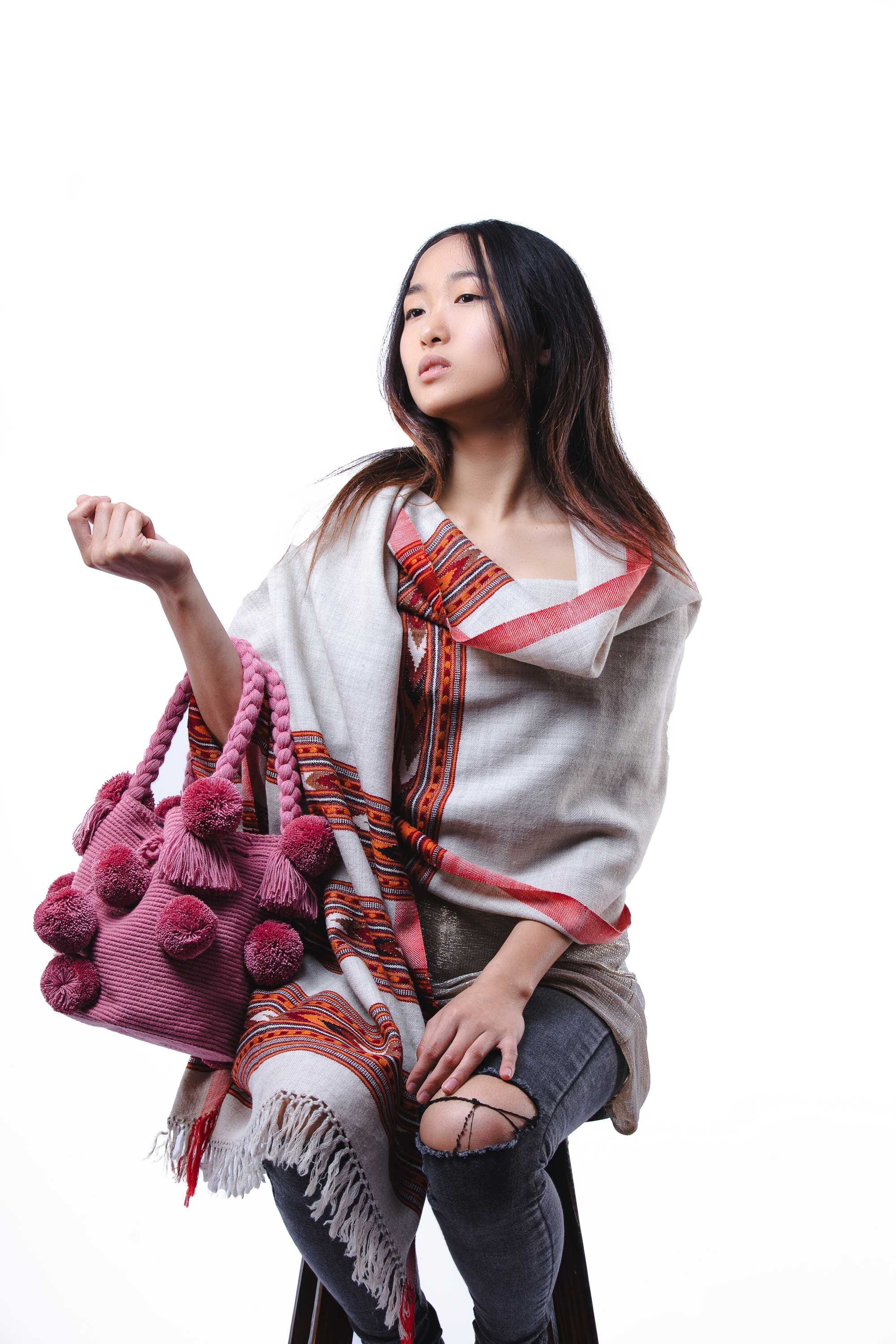 Bolso de hombro con pompones