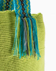 Bolso bandolera Wayuu con seis borlas