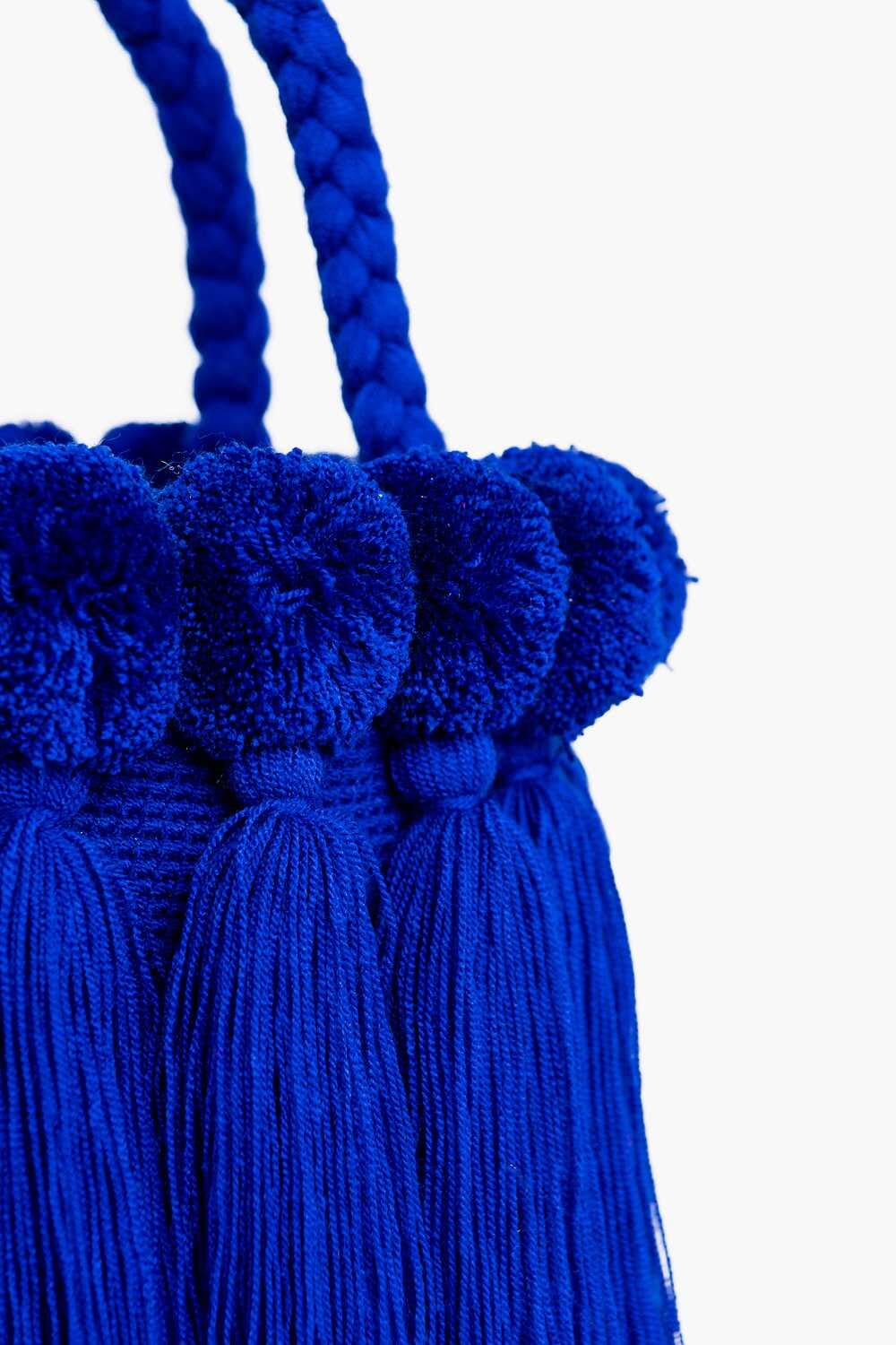 Bolso con pompones y borlas de algodón
