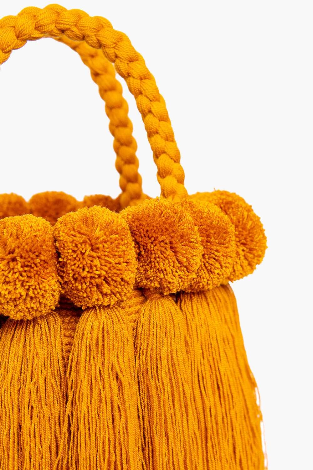 Bolso con pompones y borlas de algodón
