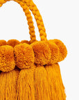 Bolso con pompones y borlas de algodón
