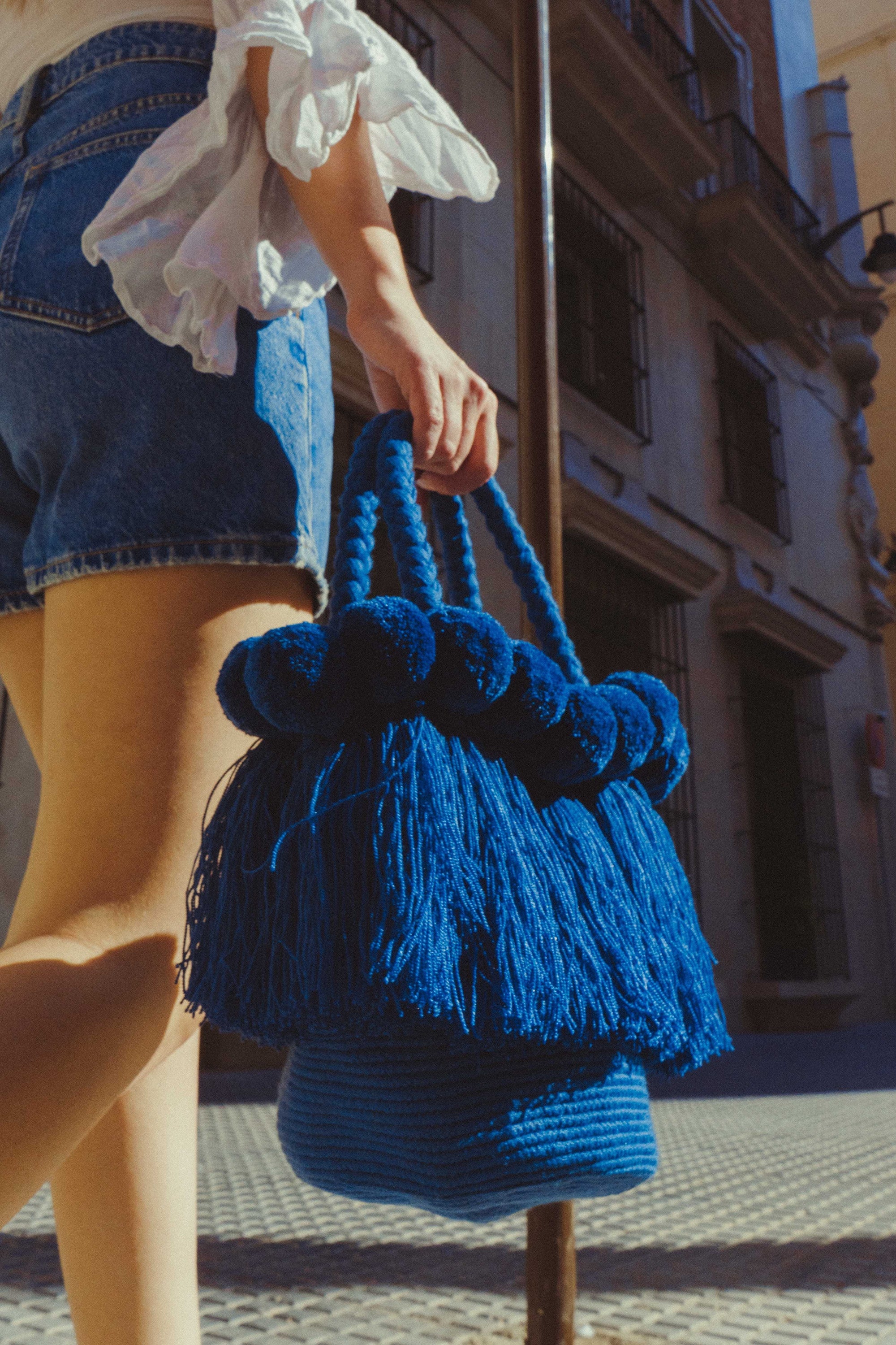 Bolso con pompones y borlas de algodón
