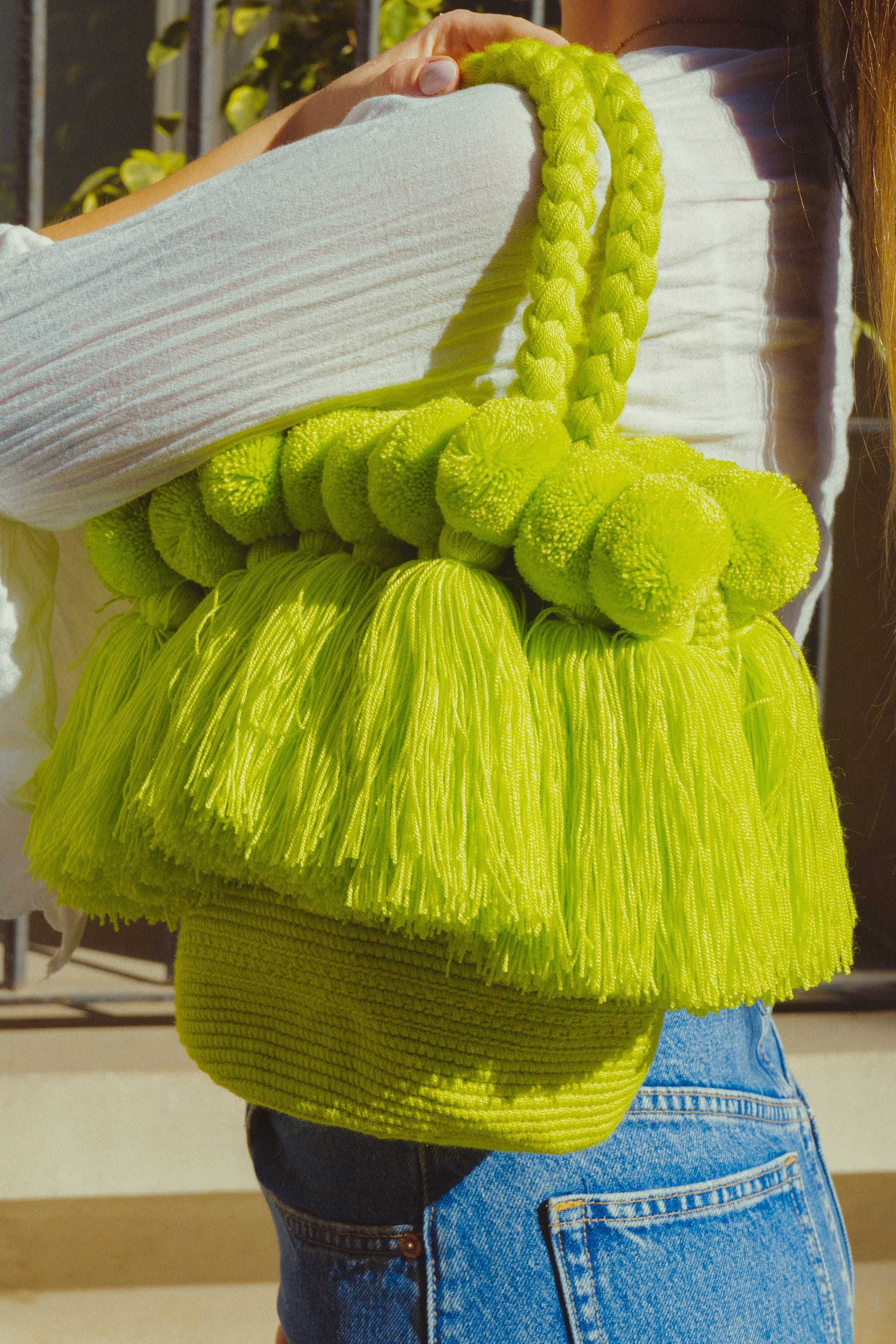 Bolso con pompones y borlas de algodón
