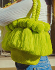 Bolso con pompones y borlas de algodón
