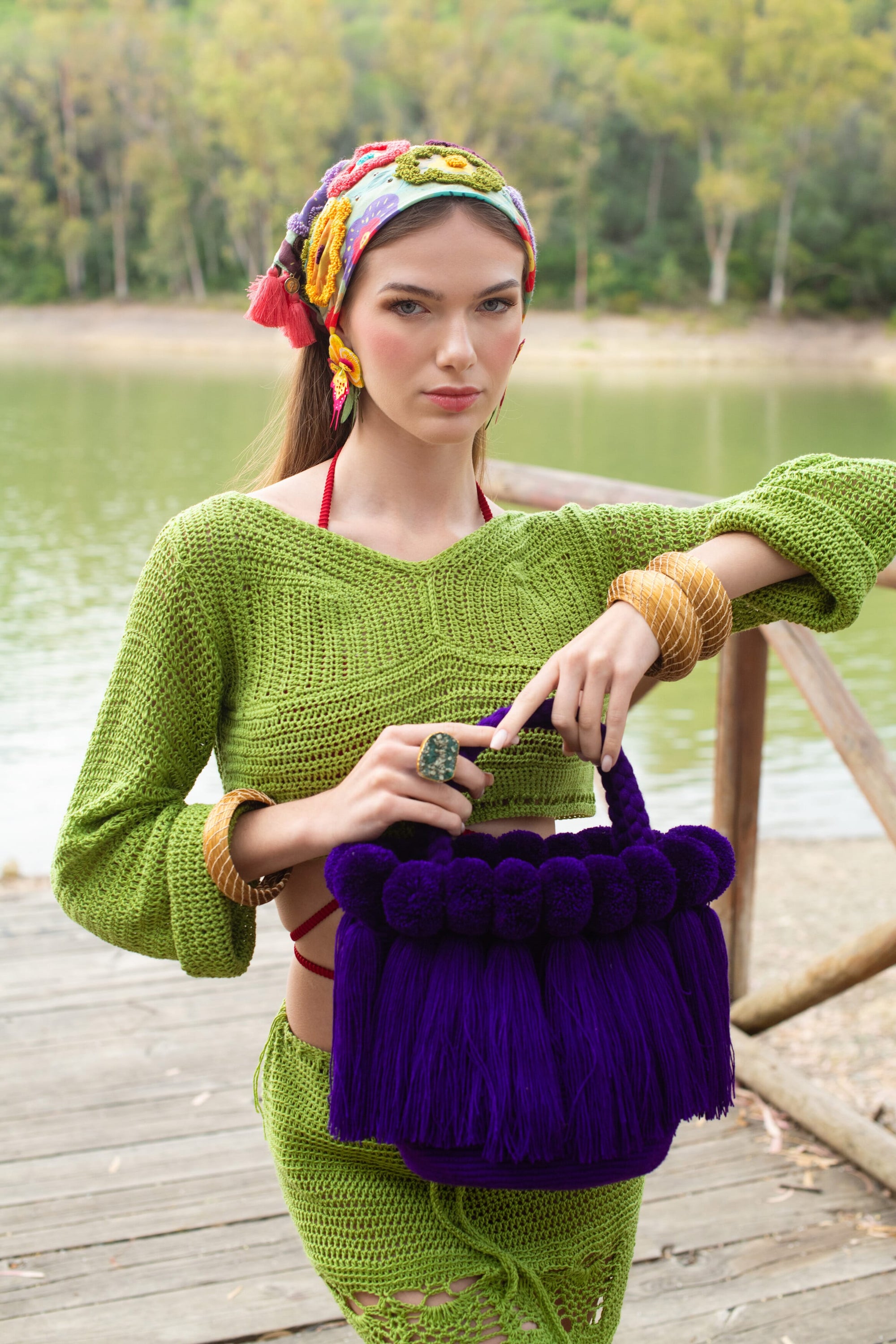 Bolso con pompones y borlas de algodón
