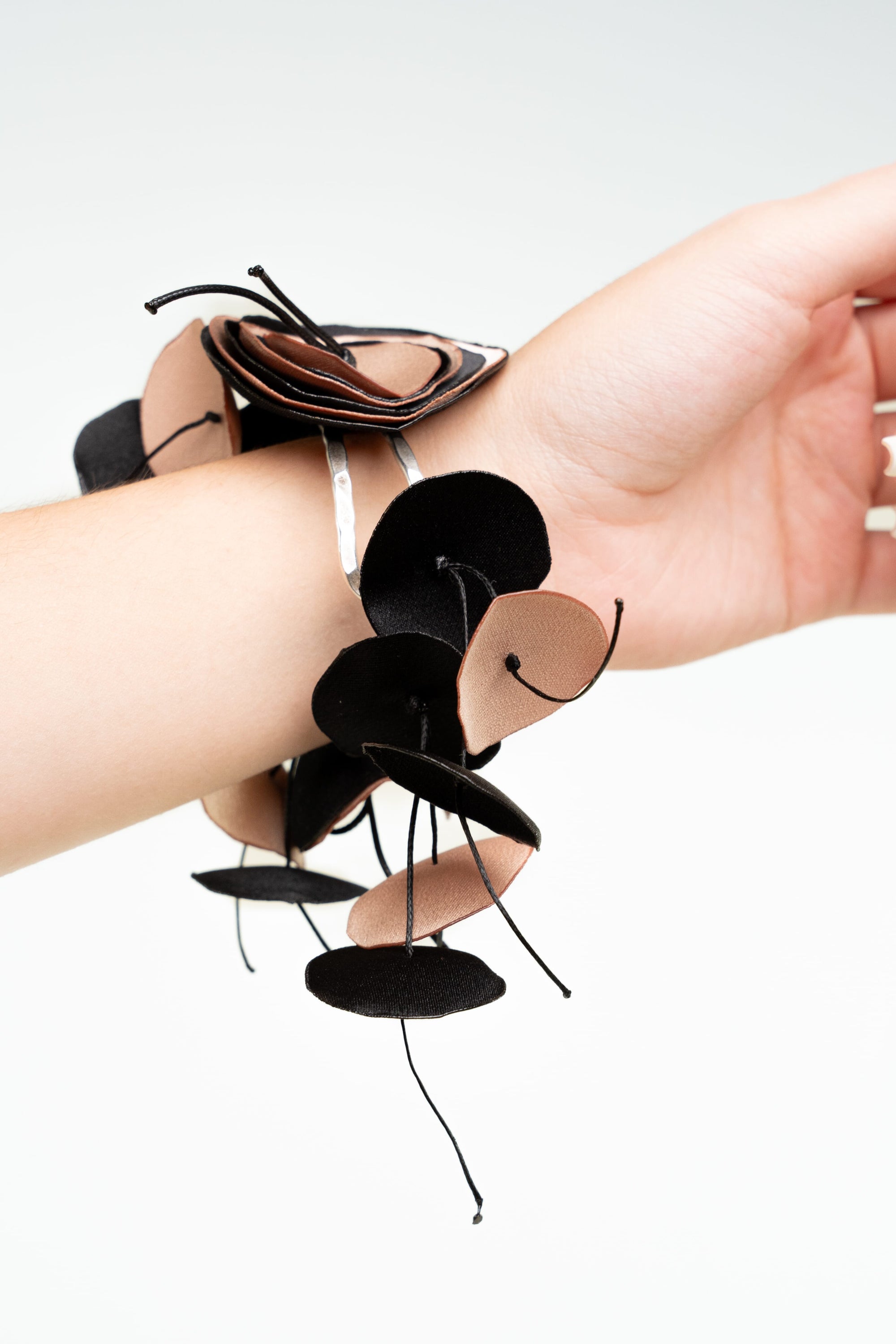 Pulsera de flores en satén 