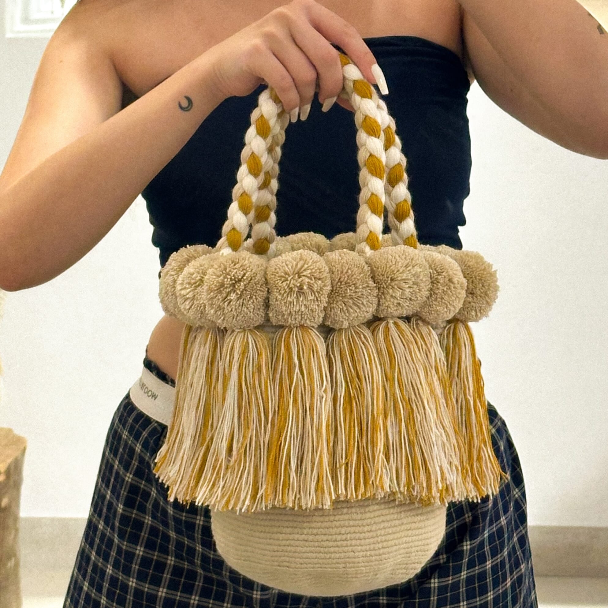 Bolso con pompones y borlas de algodón multicolor

