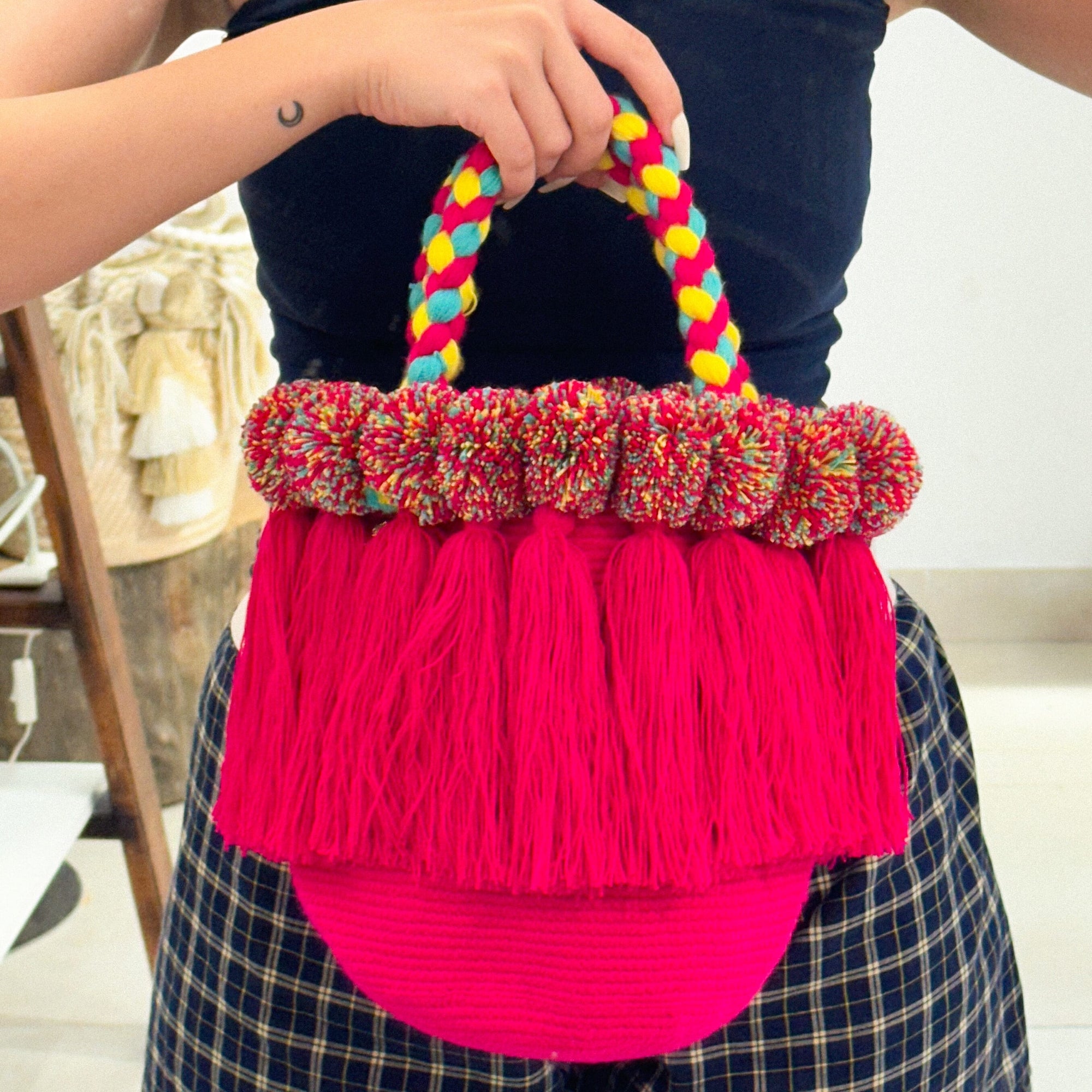 Bolso con pompones y borlas de algodón multicolor
