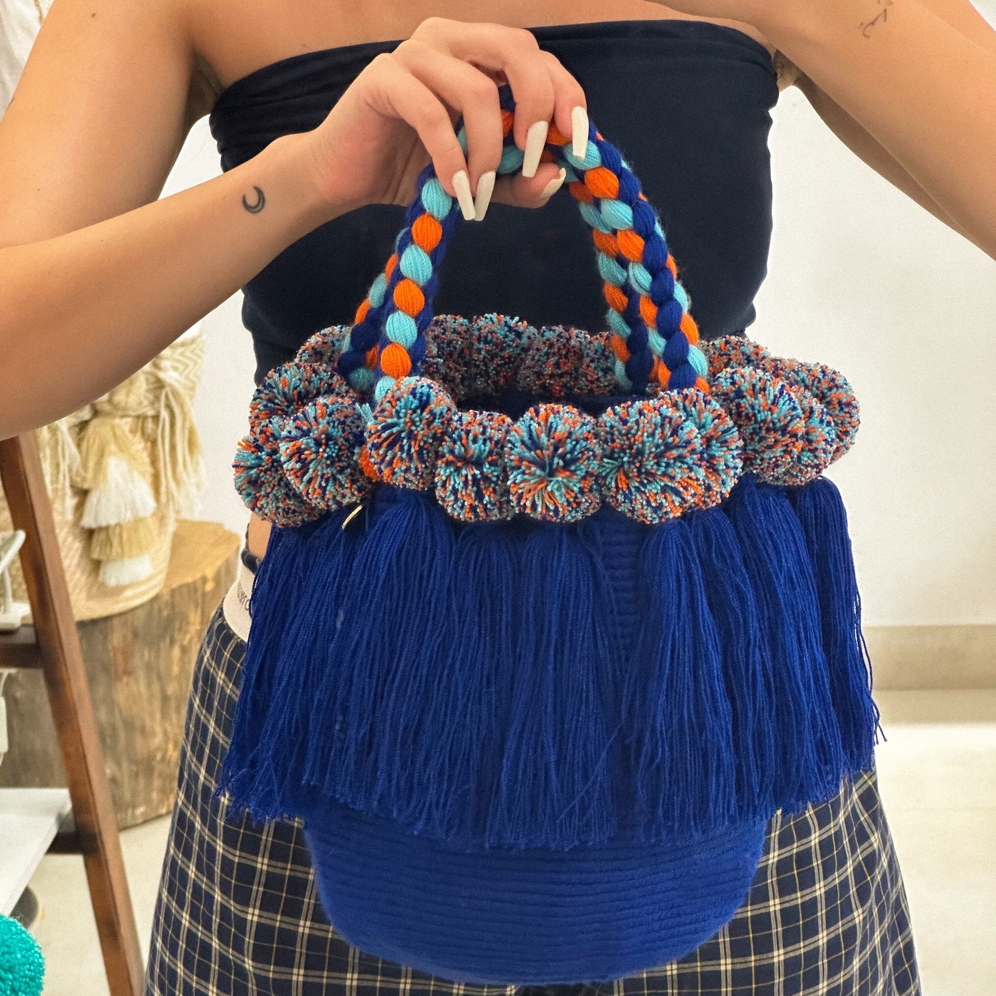 Bolso con pompones y borlas de algodón multicolor
