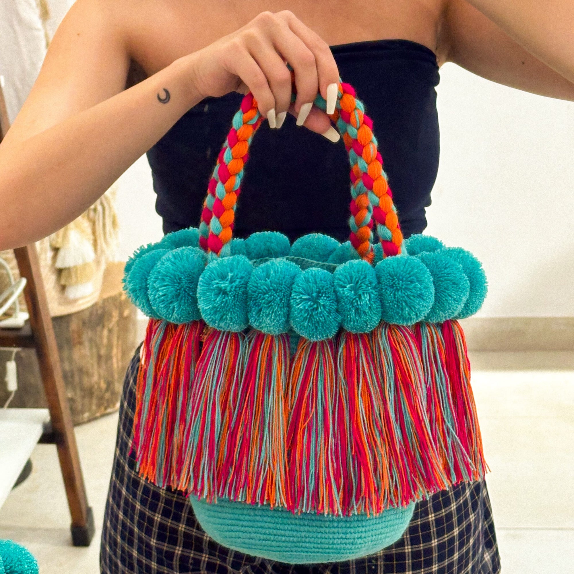 Bolso con pompones y borlas de algodón multicolor
