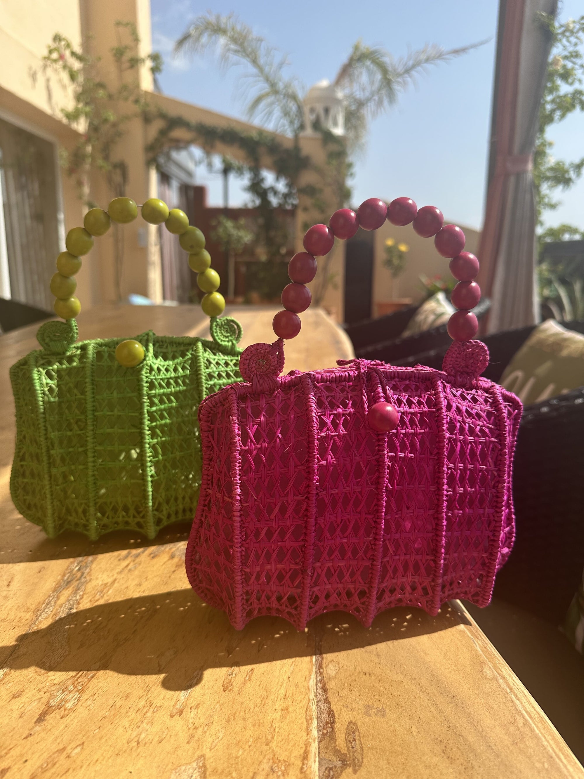 Bolso de mano en fibra natural 