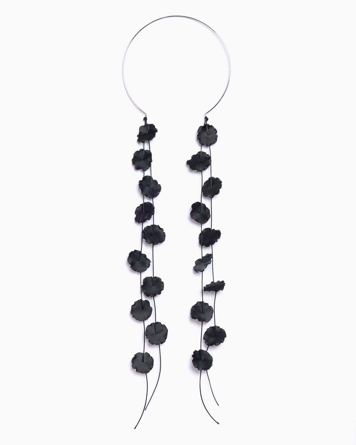 Collar con pétalos de satén