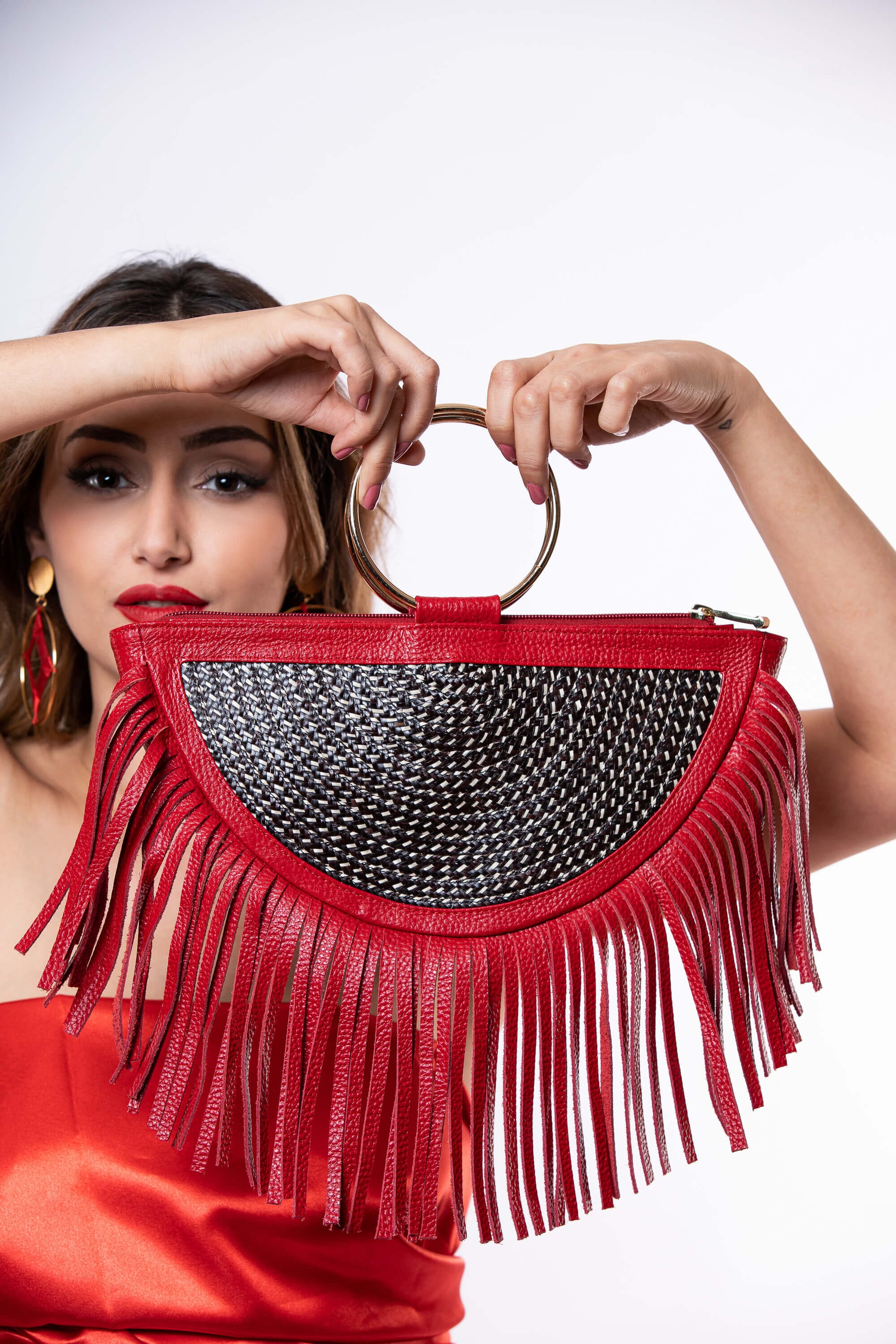 Bolso fibra vegetal con asas de metal 