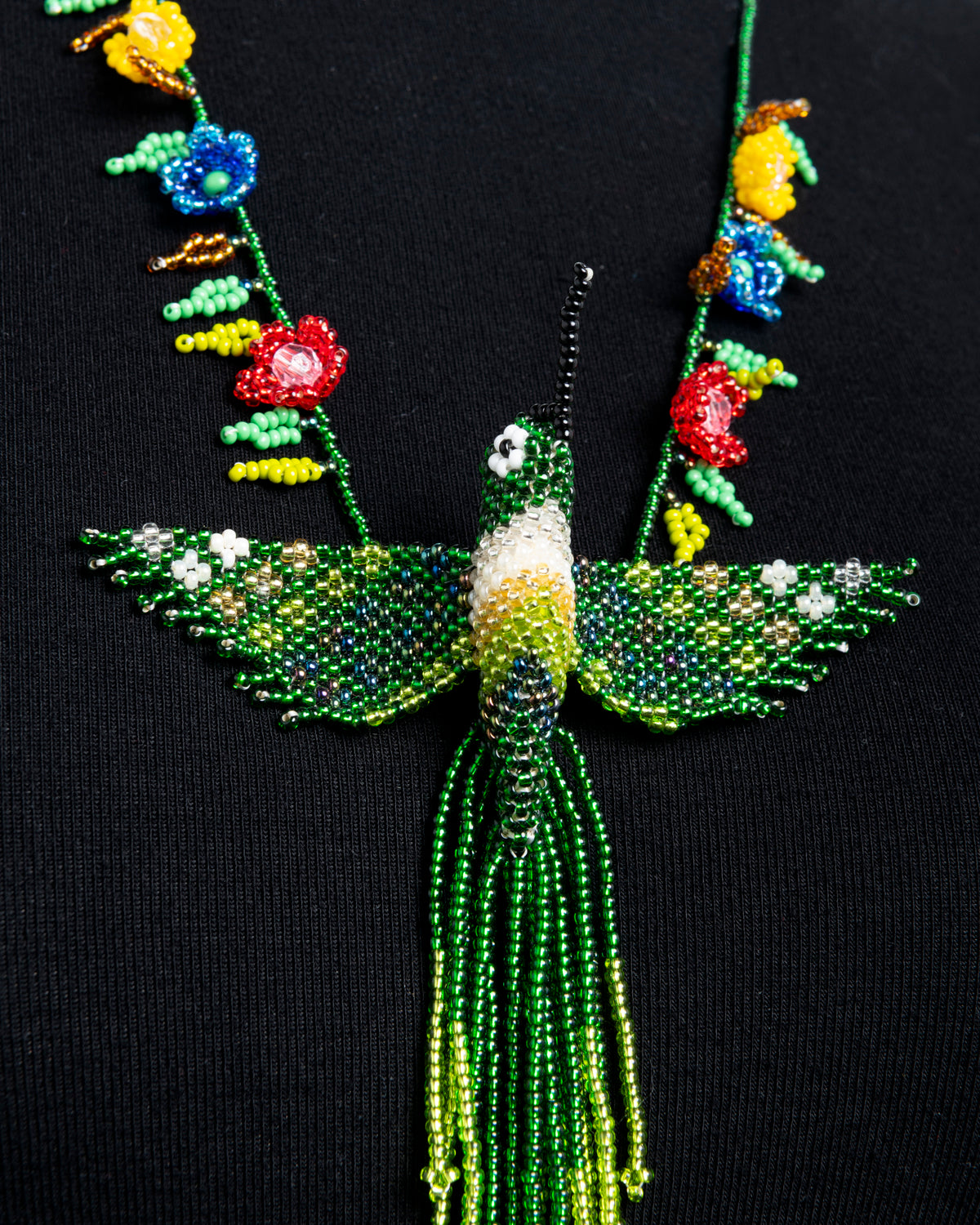 HALSKETTE MIT KOLIBRI AUS PERLEN