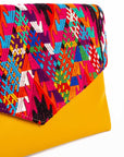 11Clutch mano en huipil y cuero