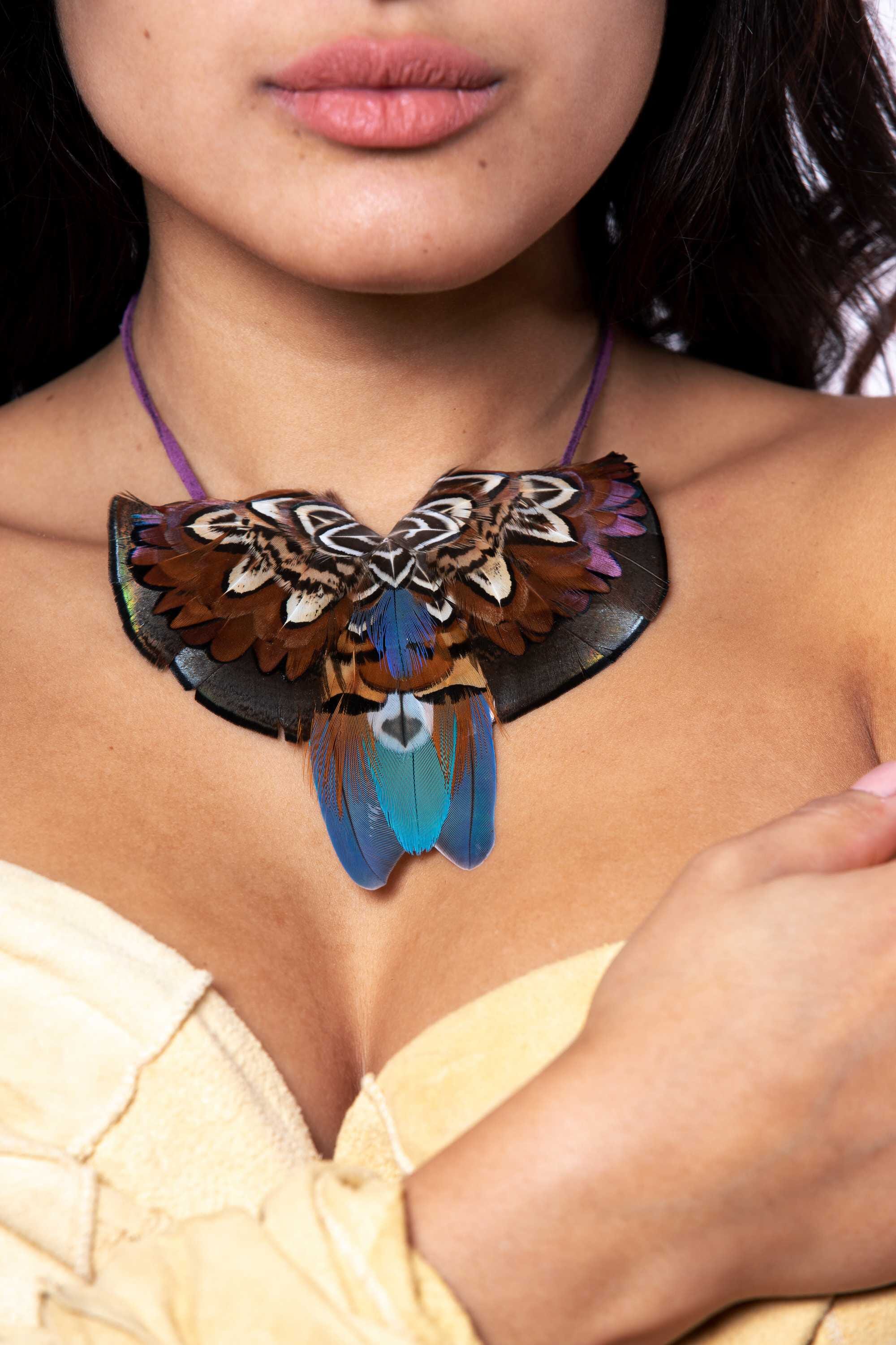 Collar con plumas