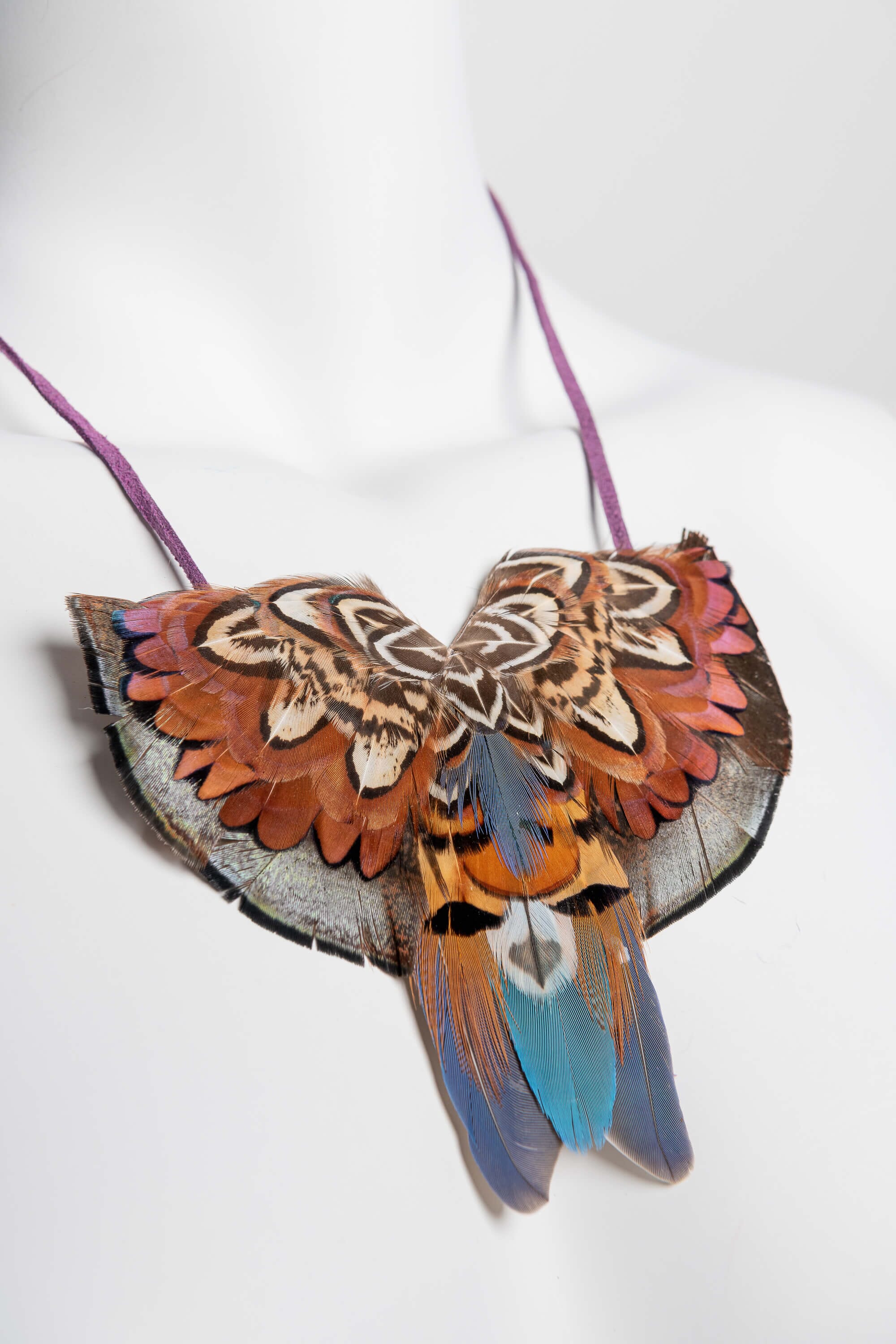 Collar con plumas