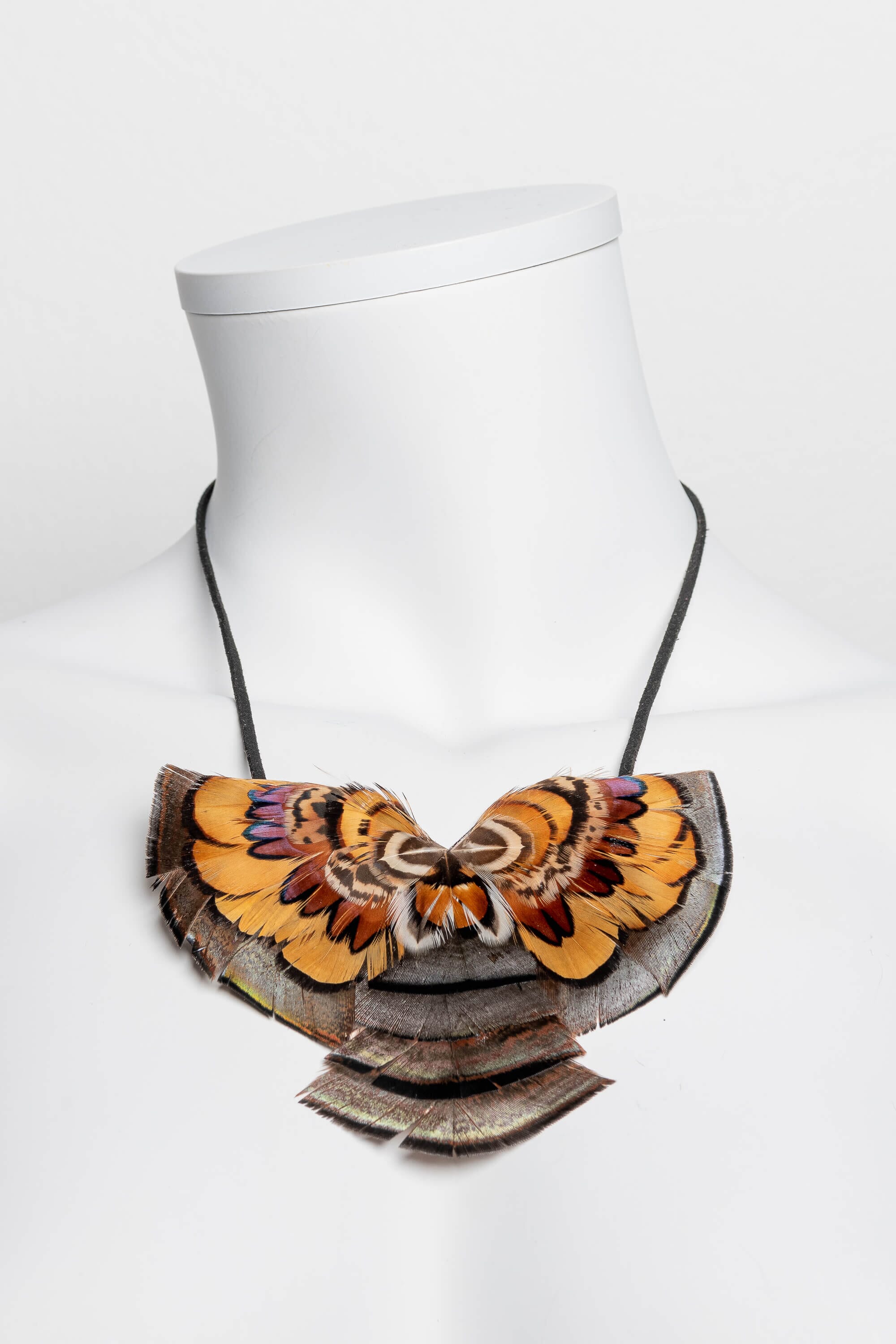 Collar con plumas