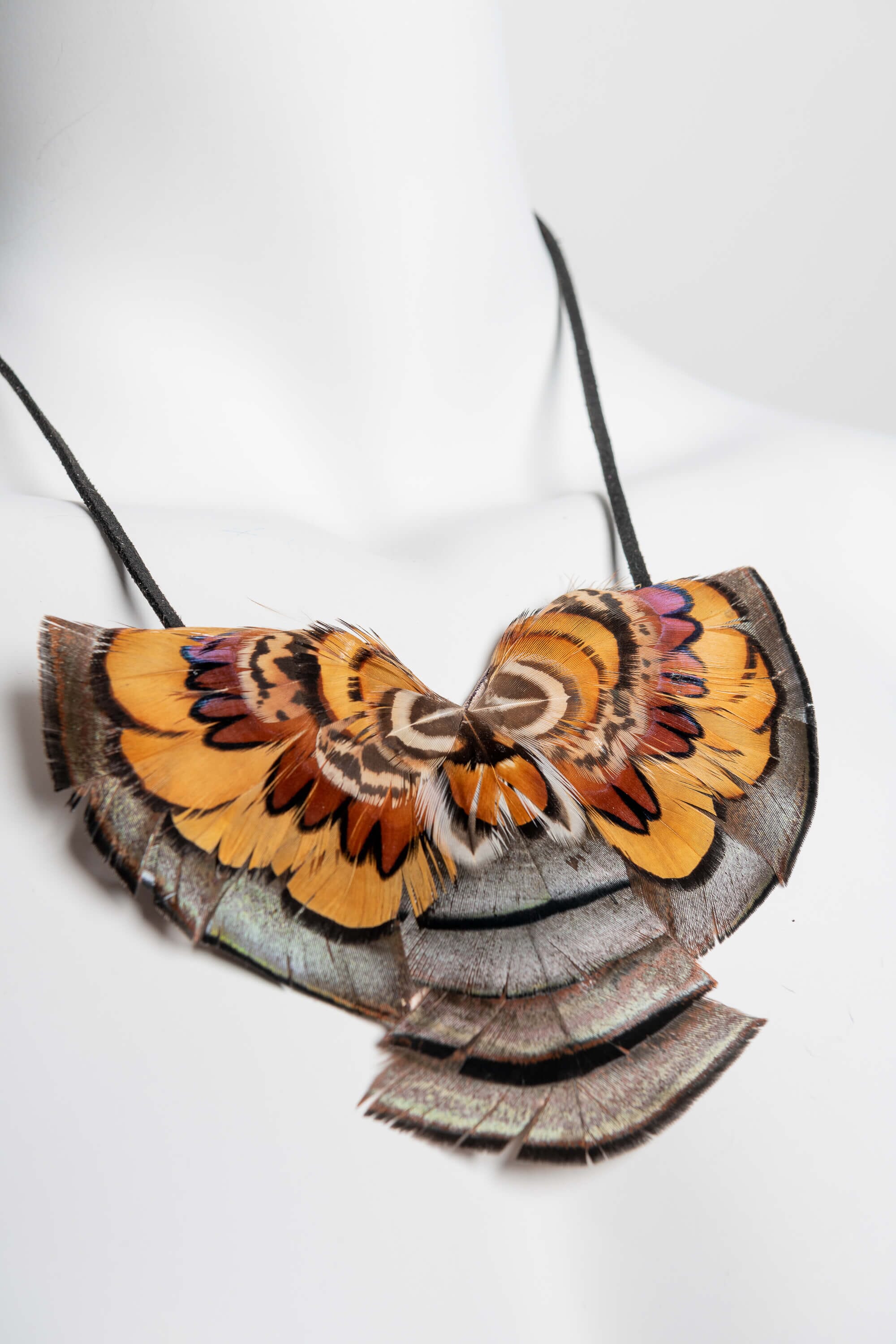 Collar con plumas
