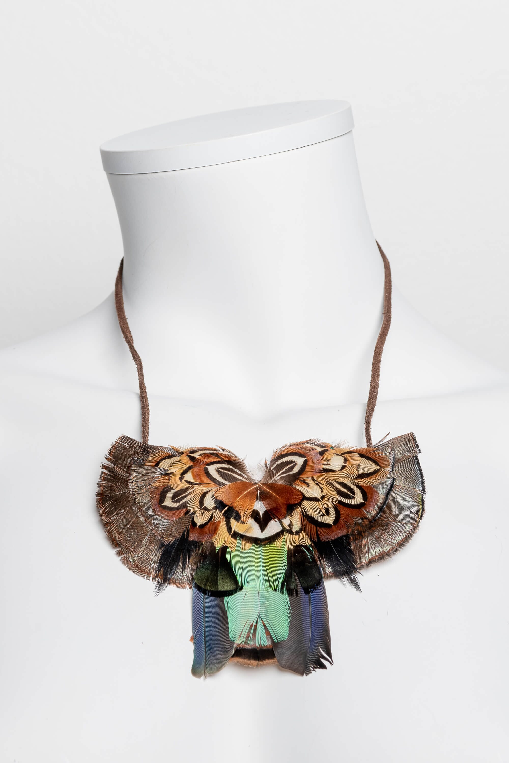Collar con plumas