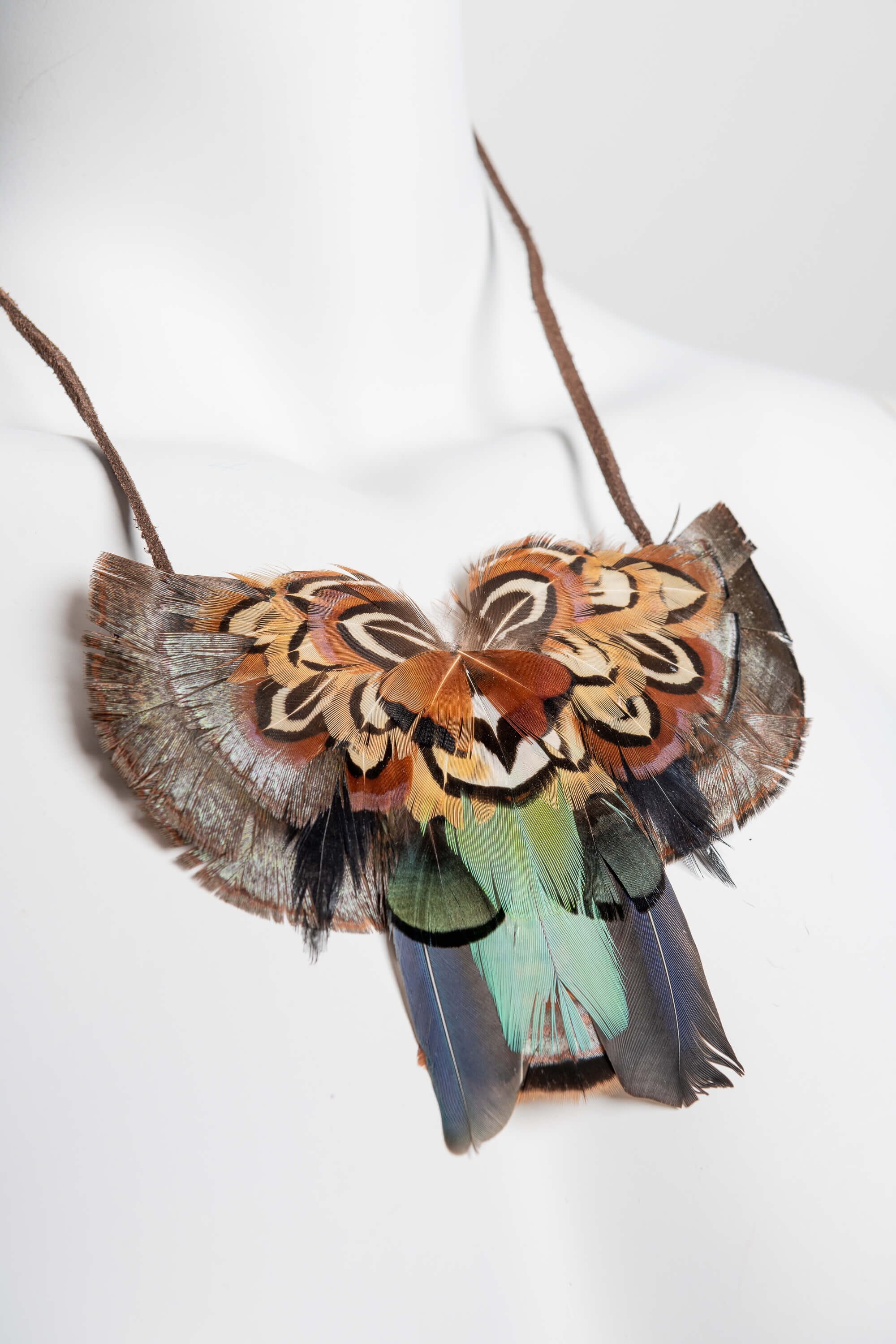 Collar con plumas