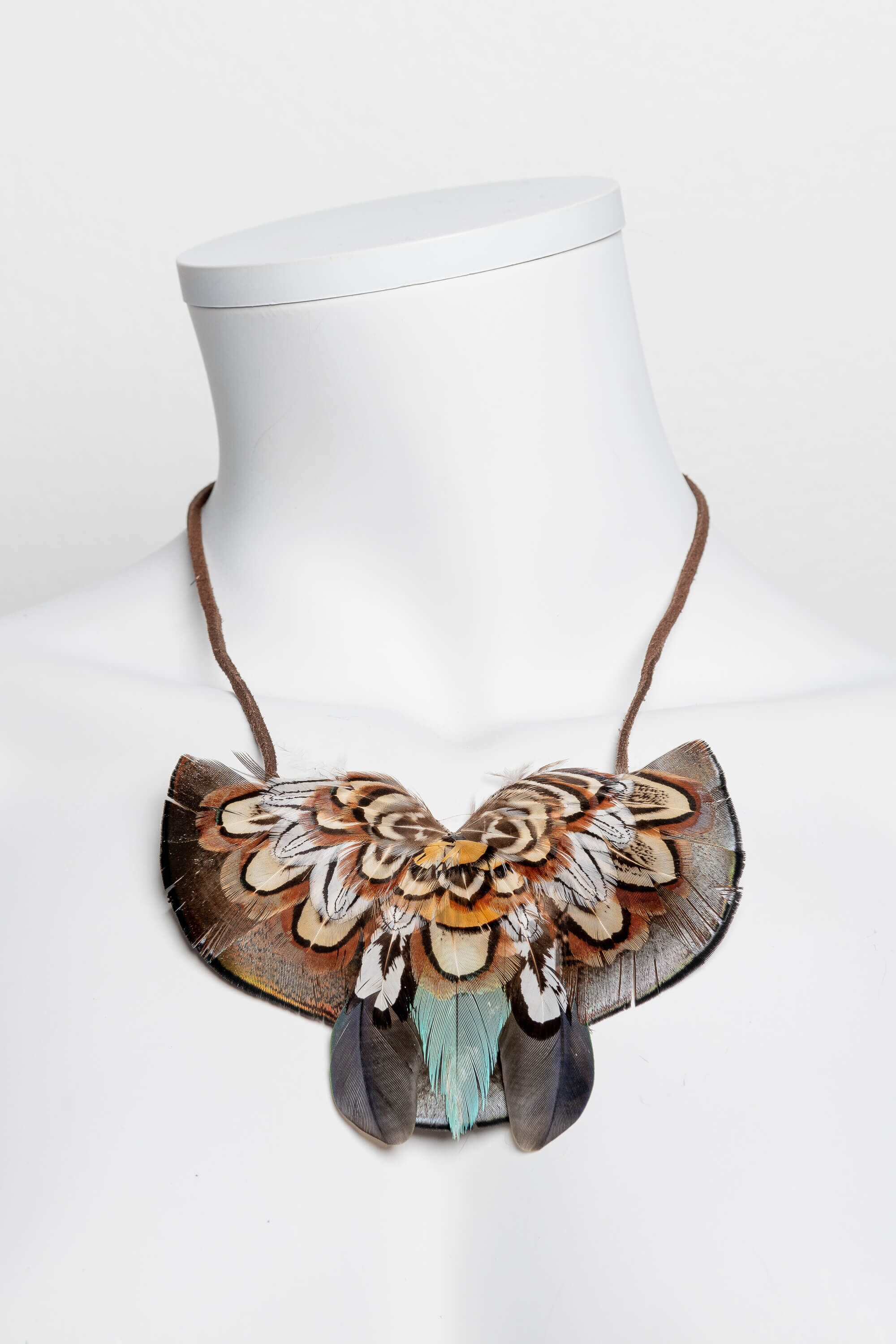 Collar con plumas