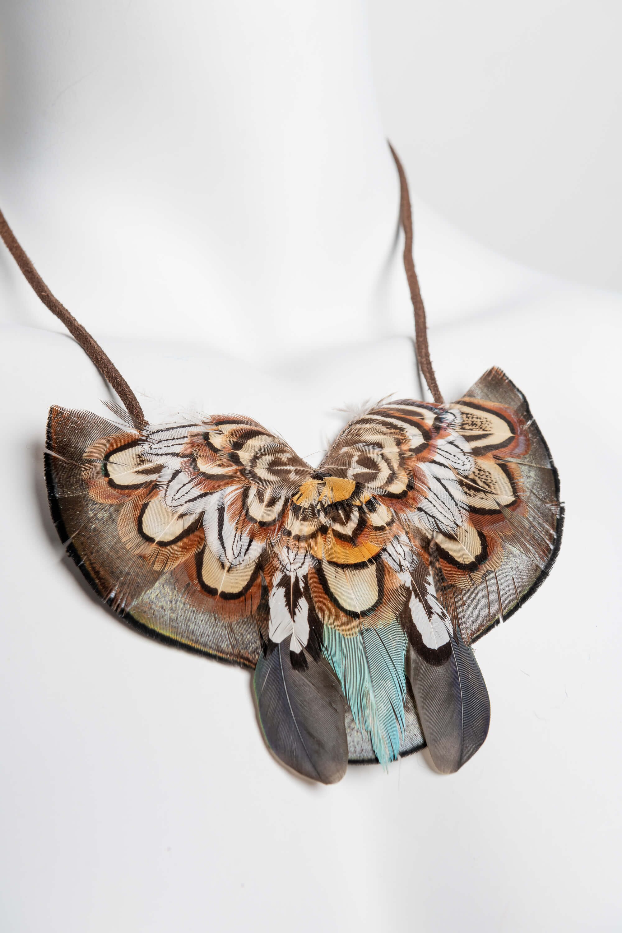 Collar con plumas