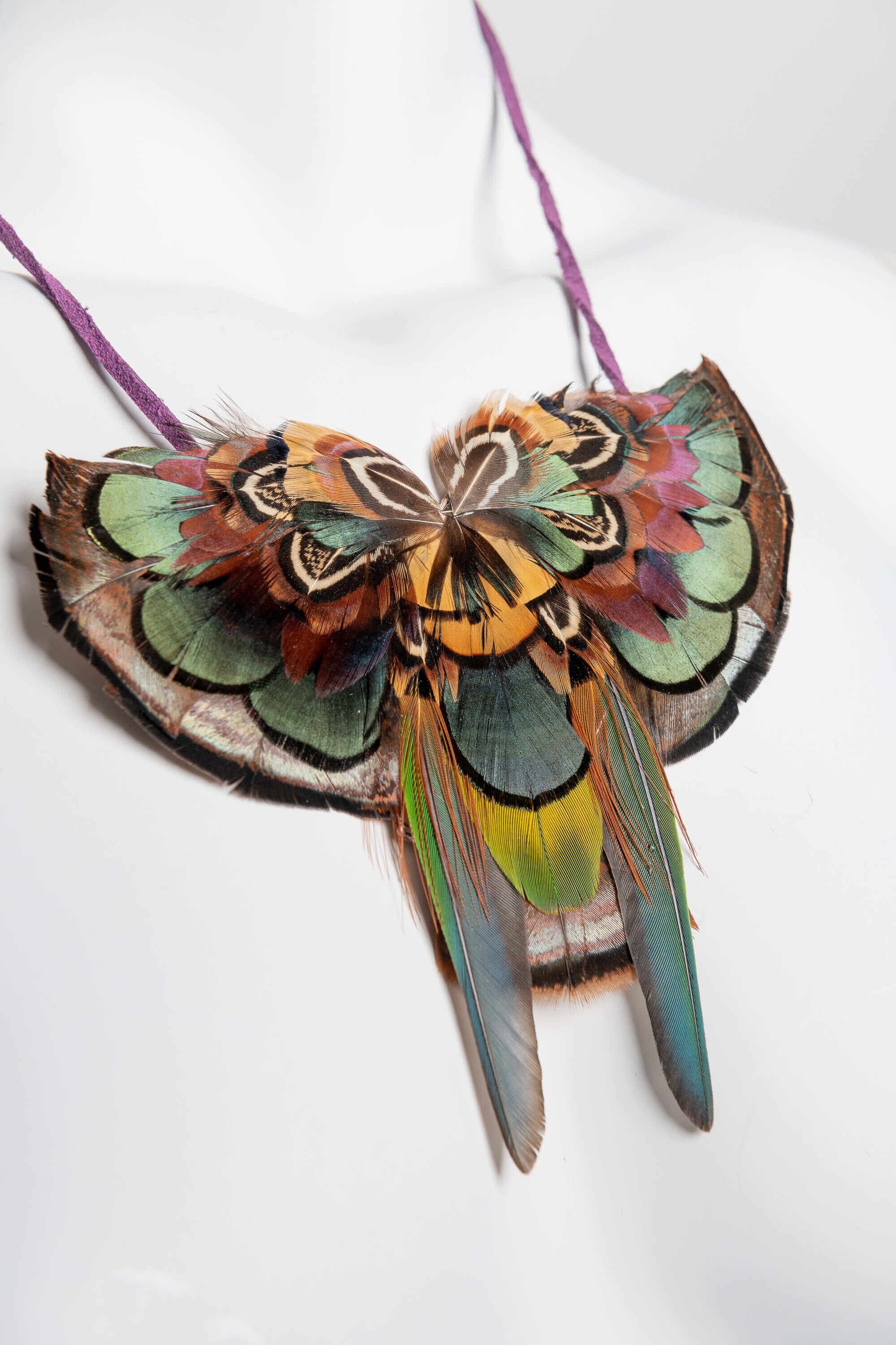 Collar con plumas