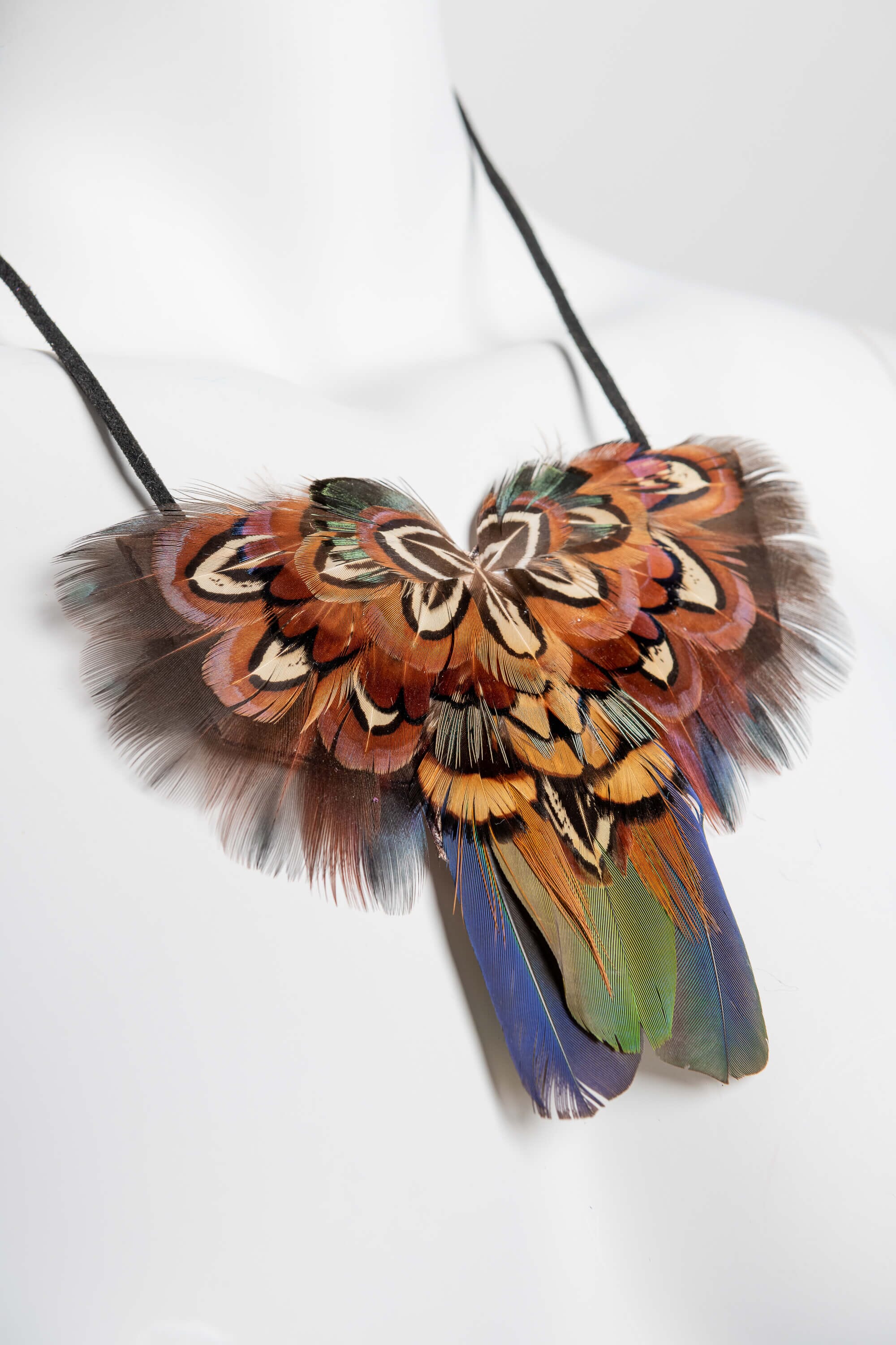 Collar con plumas